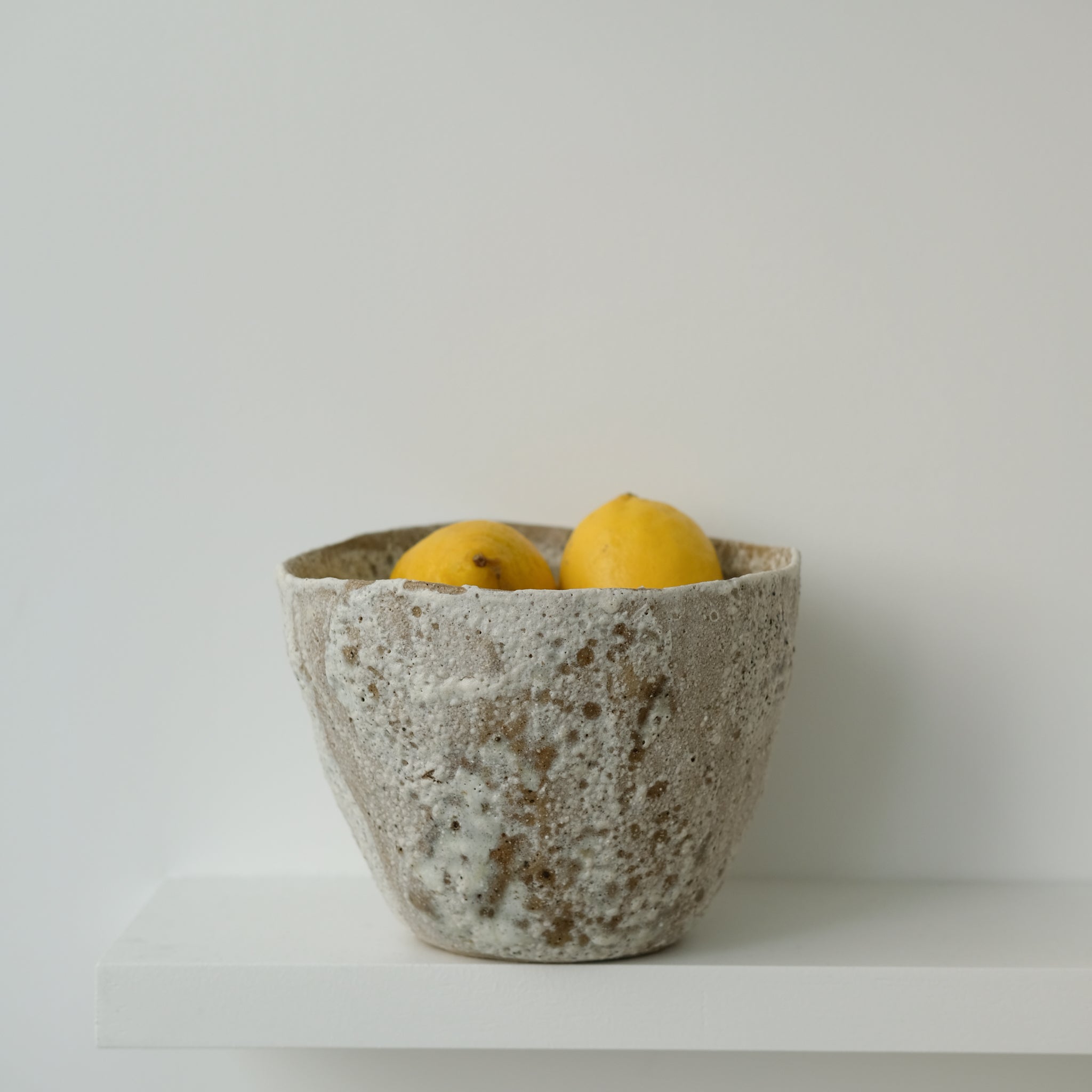 Coupe en terre glanée D 18,5cm- Blanc mat par Potry pour Brutal Ceramics
