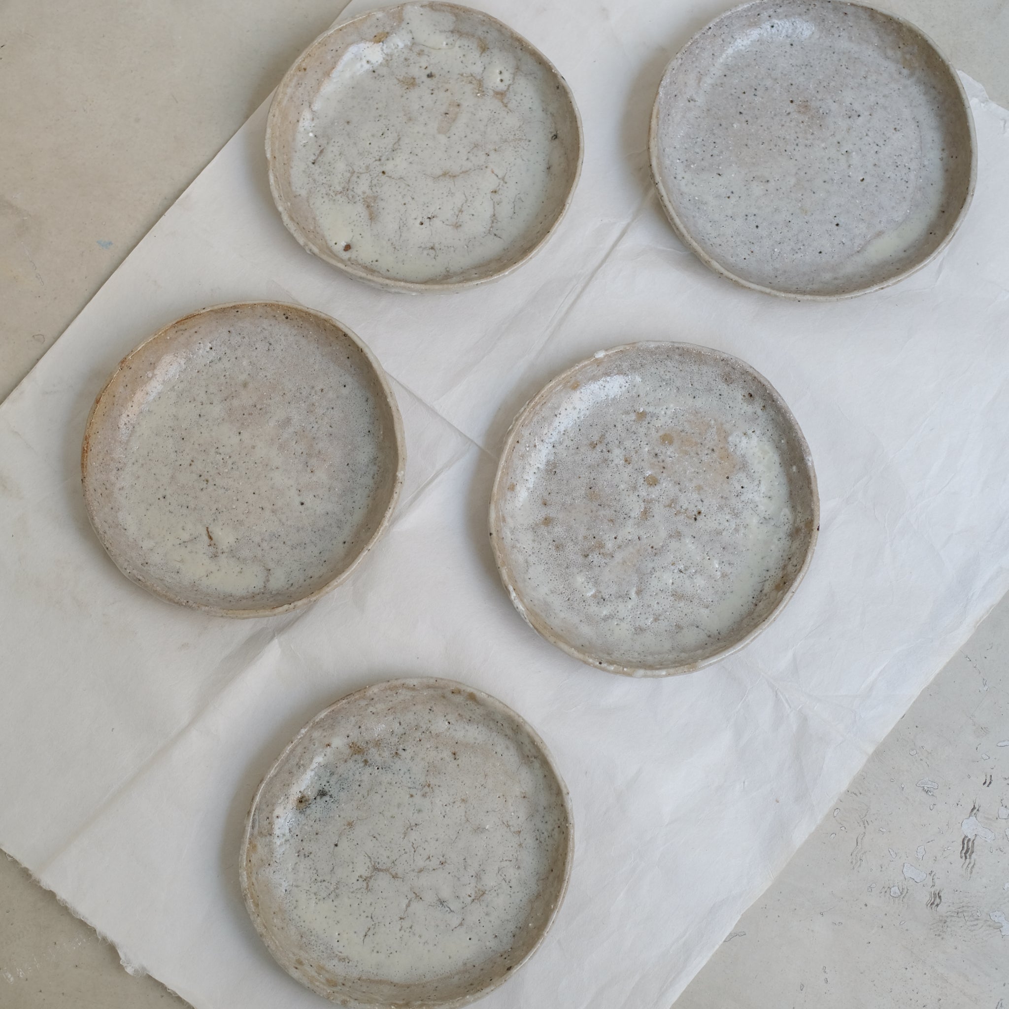Assiette en terre glanée D 18cm- Blanc satiné par Potry pour Brutal Ceramics