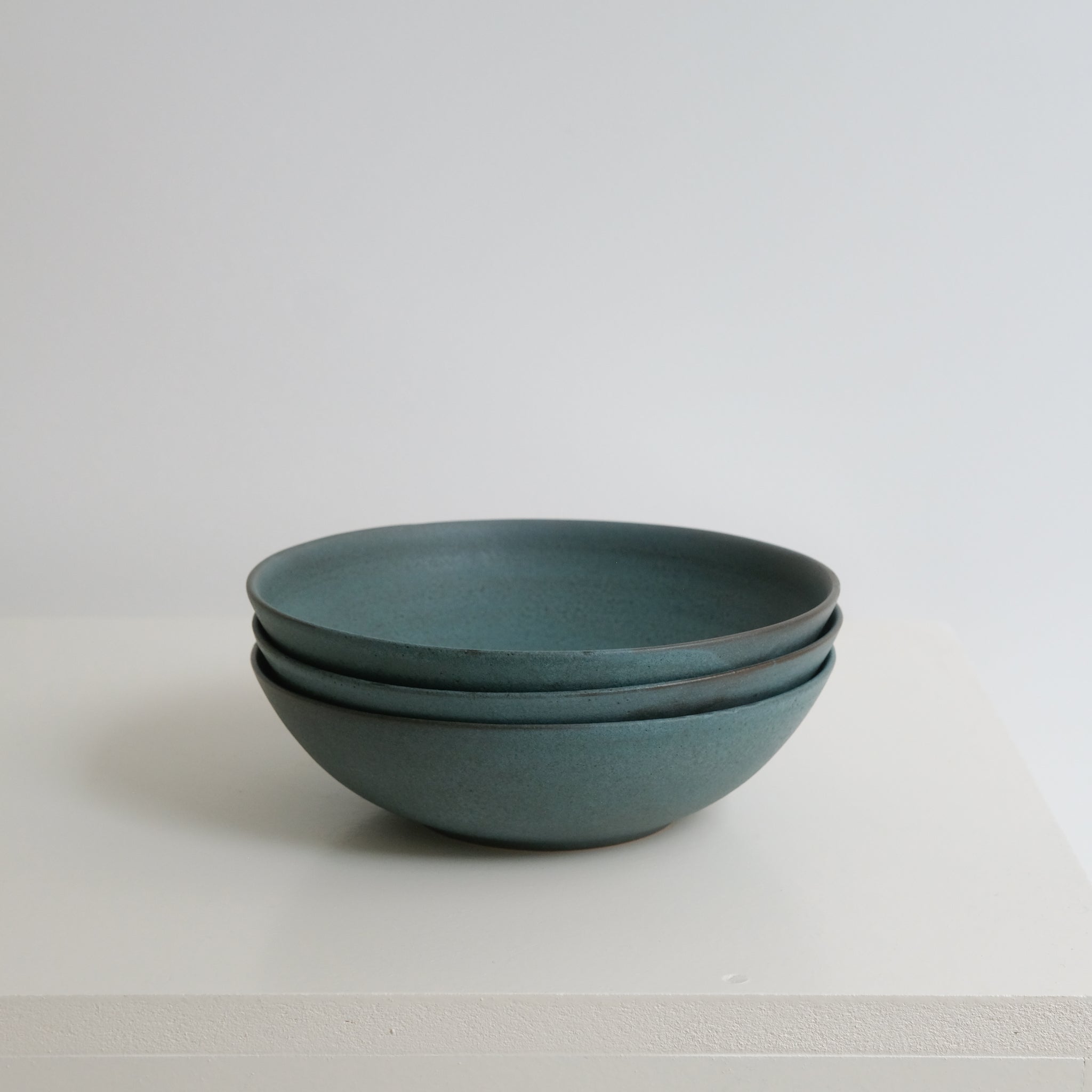 Assiette creuse en grès D 19cm Bleu tempête de A minimâ chez Brutal Ceramics