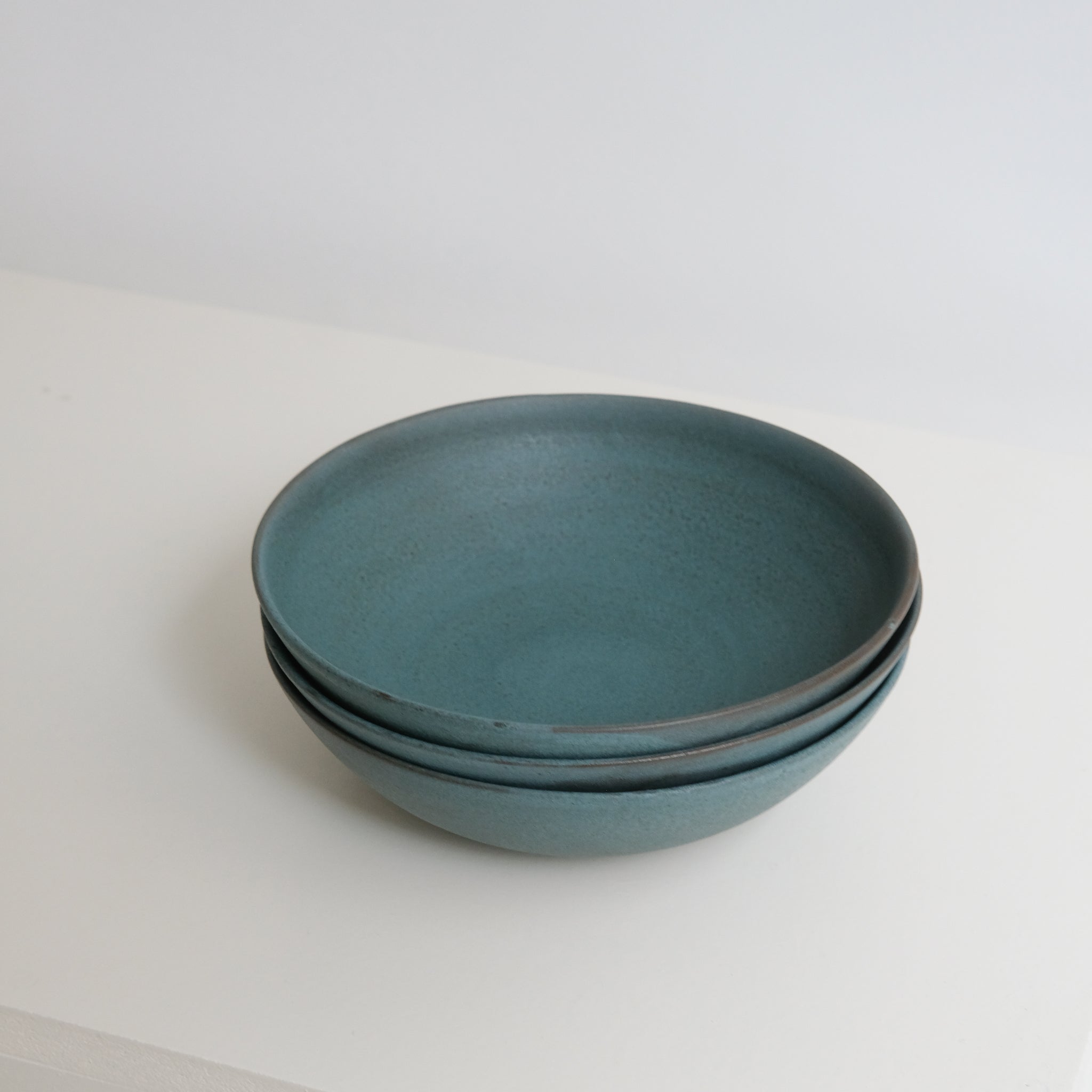 Assiette creuse en grès D 19cm Bleu tempête de A minimâ chez Brutal Ceramics
