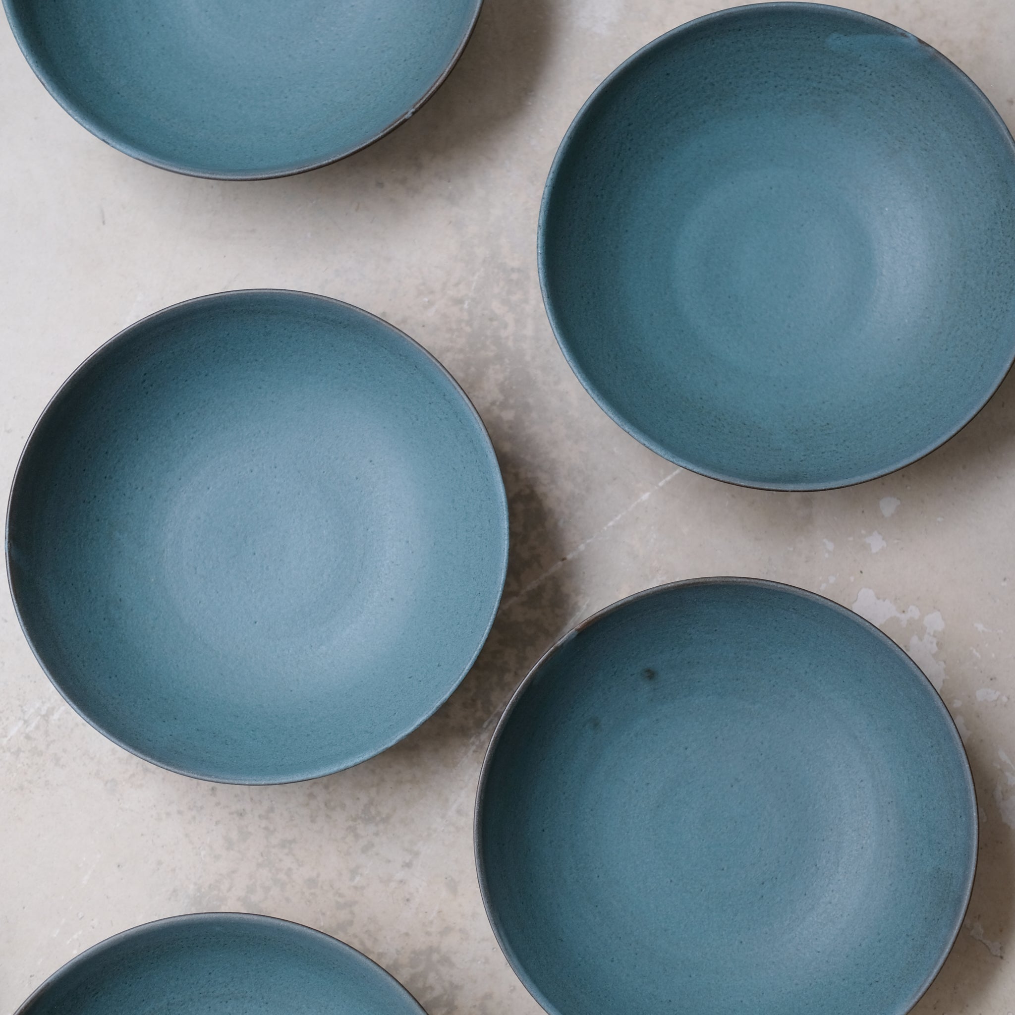 Assiette creuse en grès D 19cm Bleu tempête de A minimâ chez Brutal Ceramics
