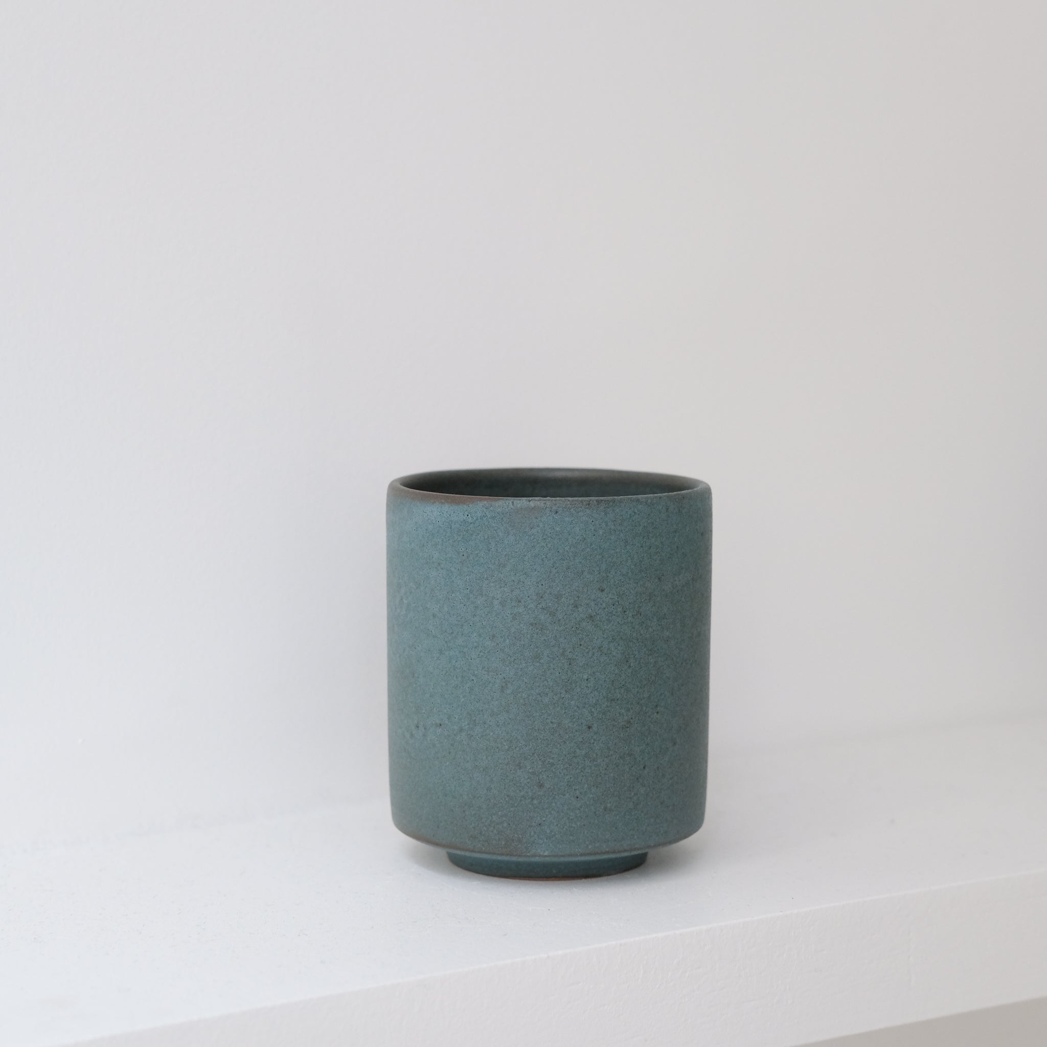 Tasse en grès 200ml Bleu tempête de A minimâ chez Brutal Ceramics
