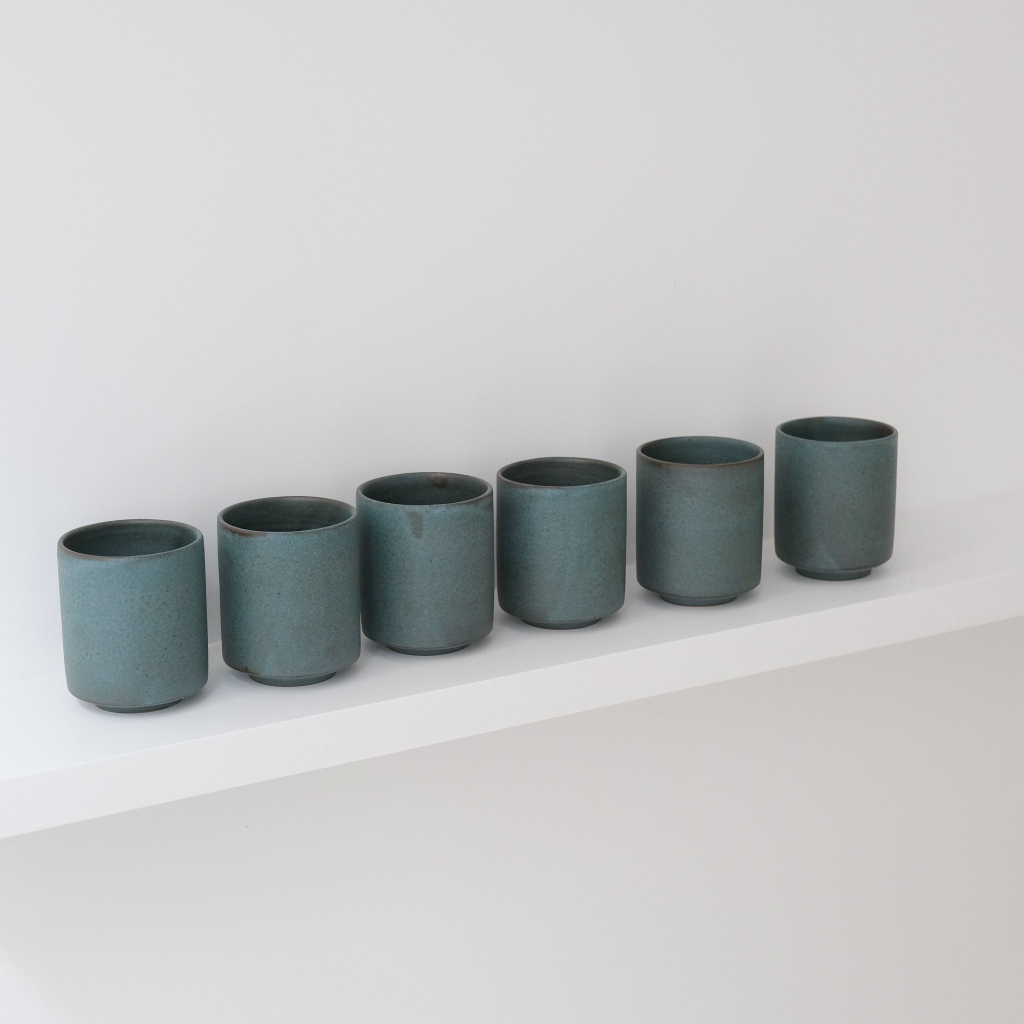 Tasse en grès 200ml Bleu tempête de A minimâ chez Brutal Ceramics