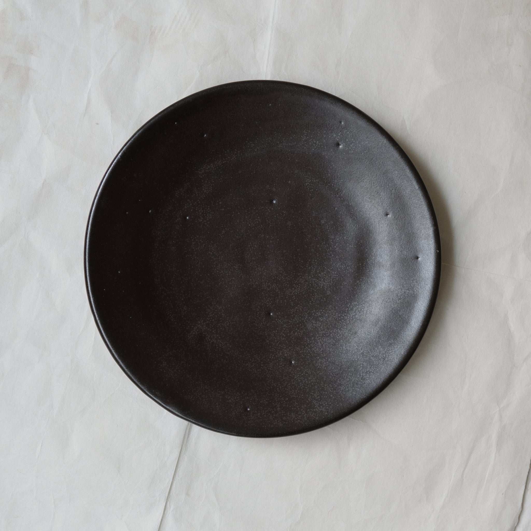 Assiette D26cm chocolat par le céramiste Benoit Audureau chez Brutal Ceramics