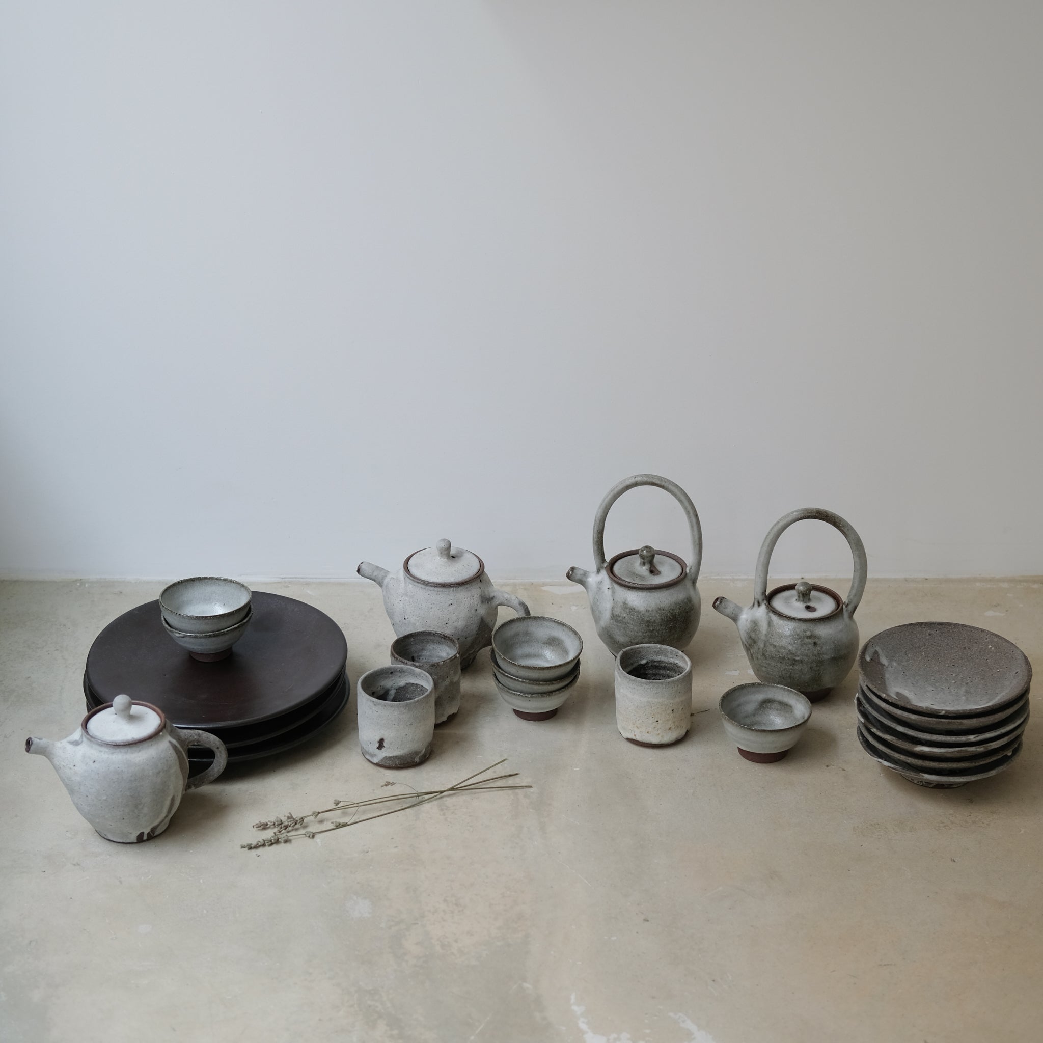 Assiette D26cm chocolat par le céramiste Benoit Audureau chez Brutal Ceramics