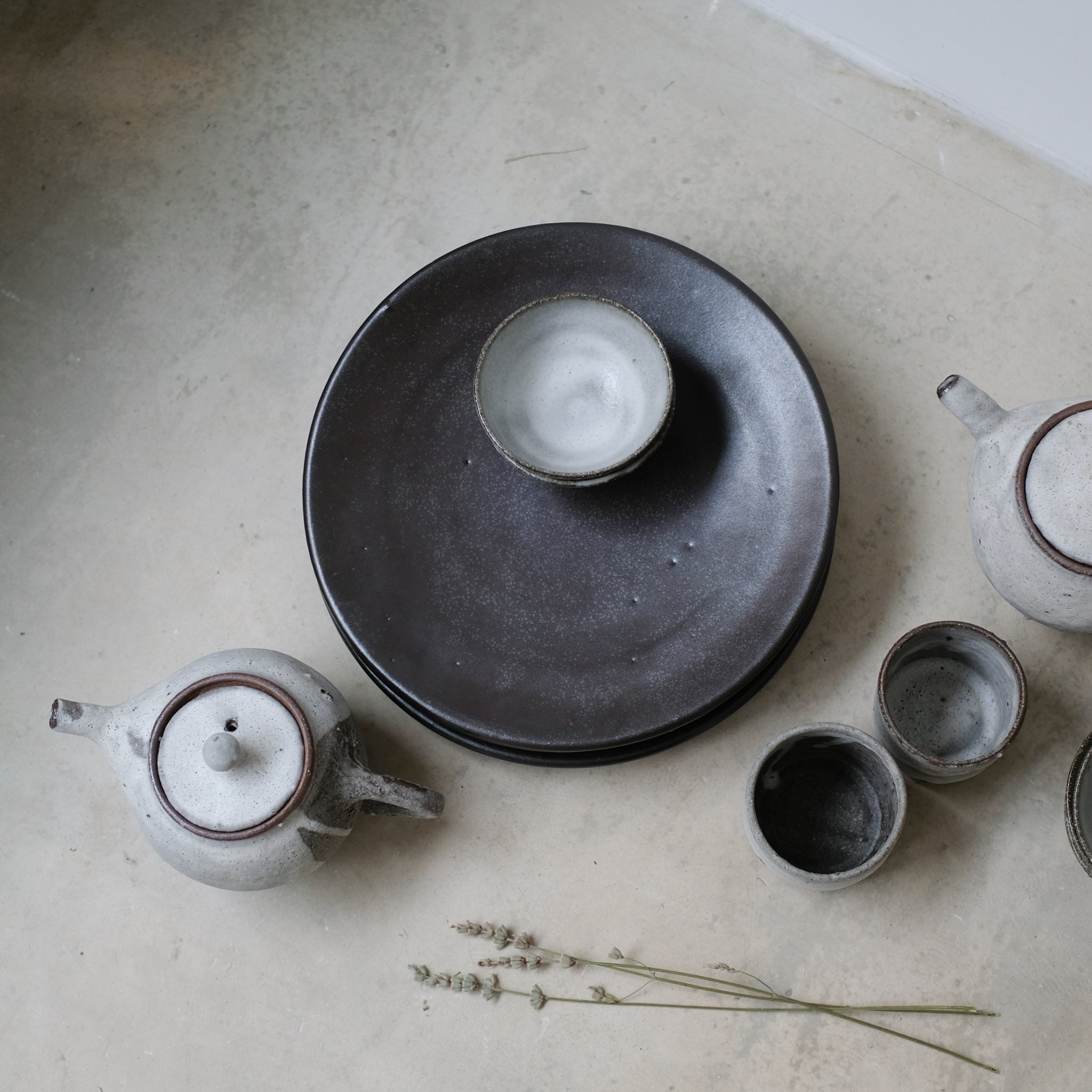 Assiette D26cm chocolat par le céramiste Benoit Audureau chez Brutal Ceramics