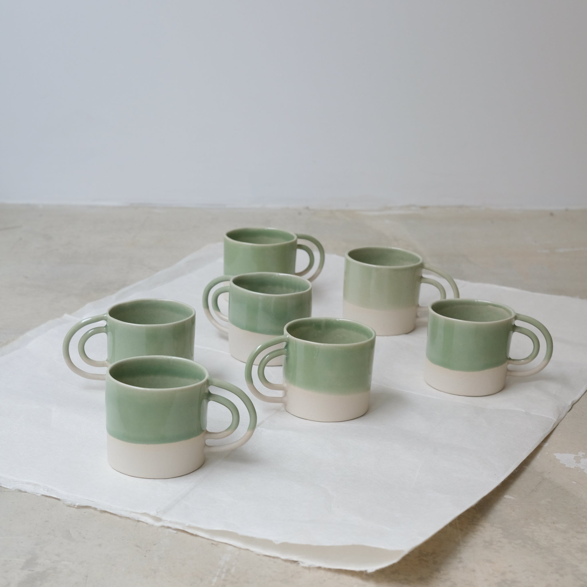 Mug vert amande Loop de la designer d'objet Camille Esnée chez Brutal Ceramics