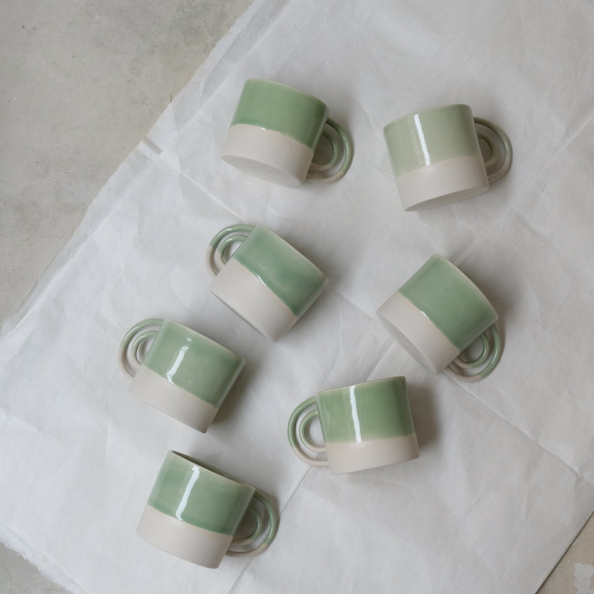 Mug vert amande Loop de la designer d'objet Camille Esnée chez Brutal Ceramics
