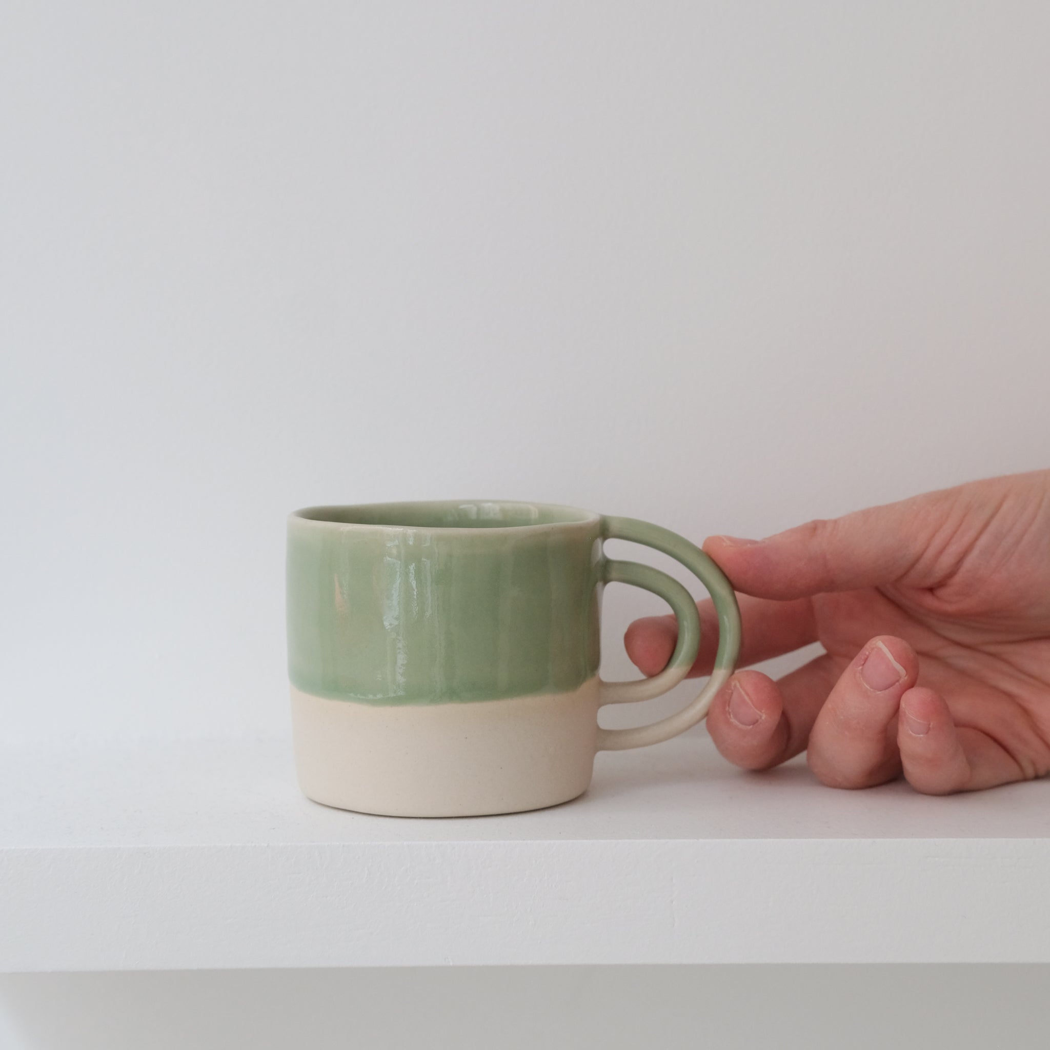 Mug vert amande Loop de la designer d'objet Camille Esnée chez Brutal Ceramics