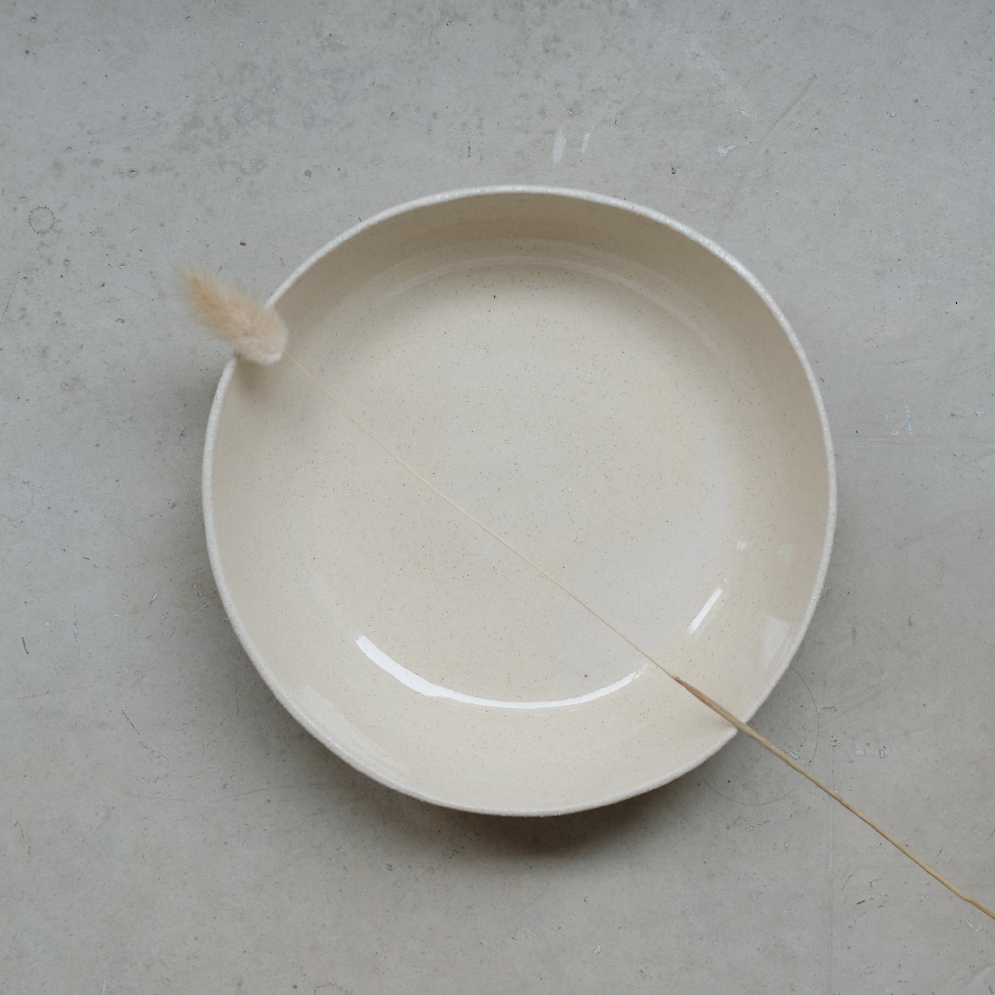 Assiette creuse sable de Camille Esnée chez Brutal Ceramics