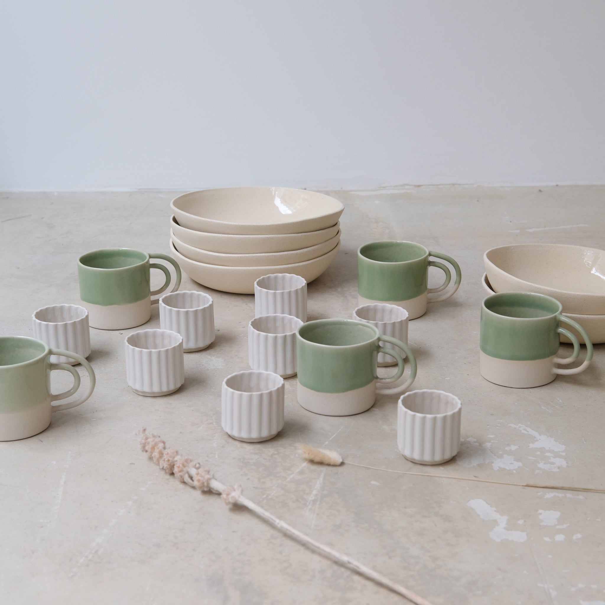 Mug vert amande Loop de la designer d'objet Camille Esnée chez Brutal Ceramics