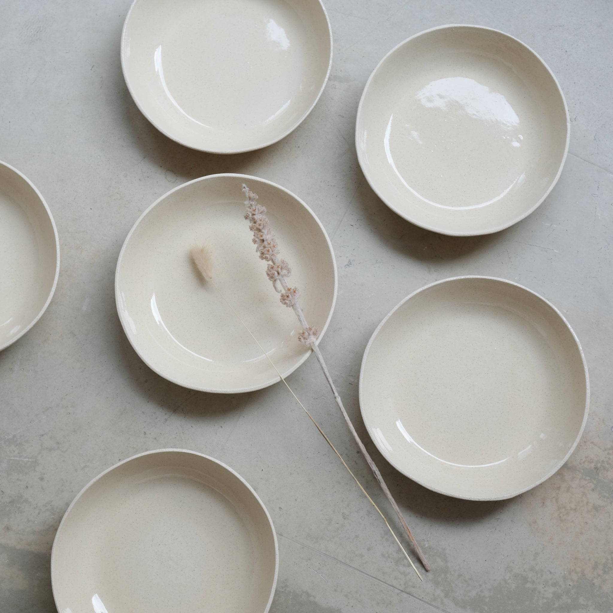 Assiette creuse sable de Camille Esnée chez Brutal Ceramics