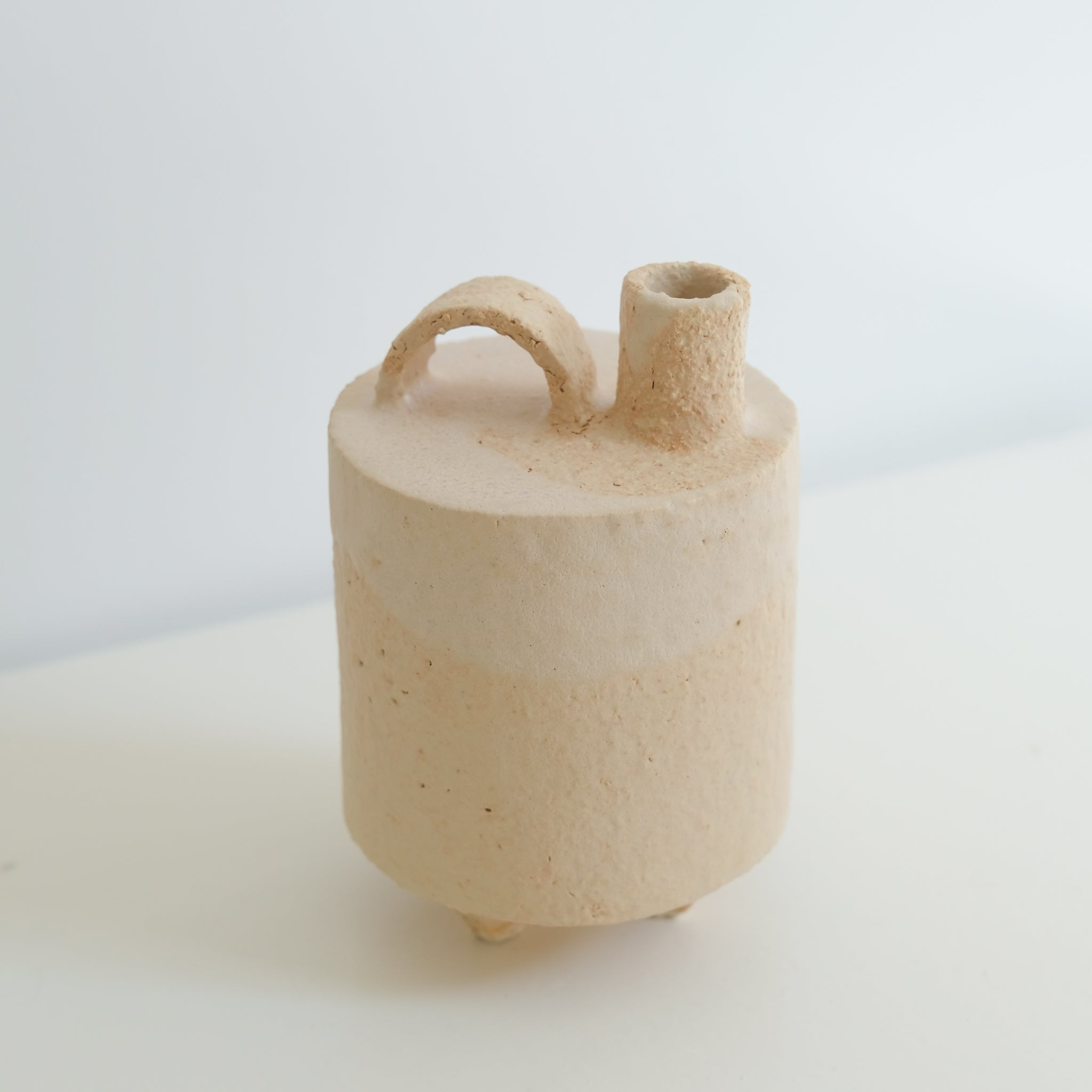 Bouteille coquille d'oeuf H14,5cm Catherine Dix Ceramics chez Brutal