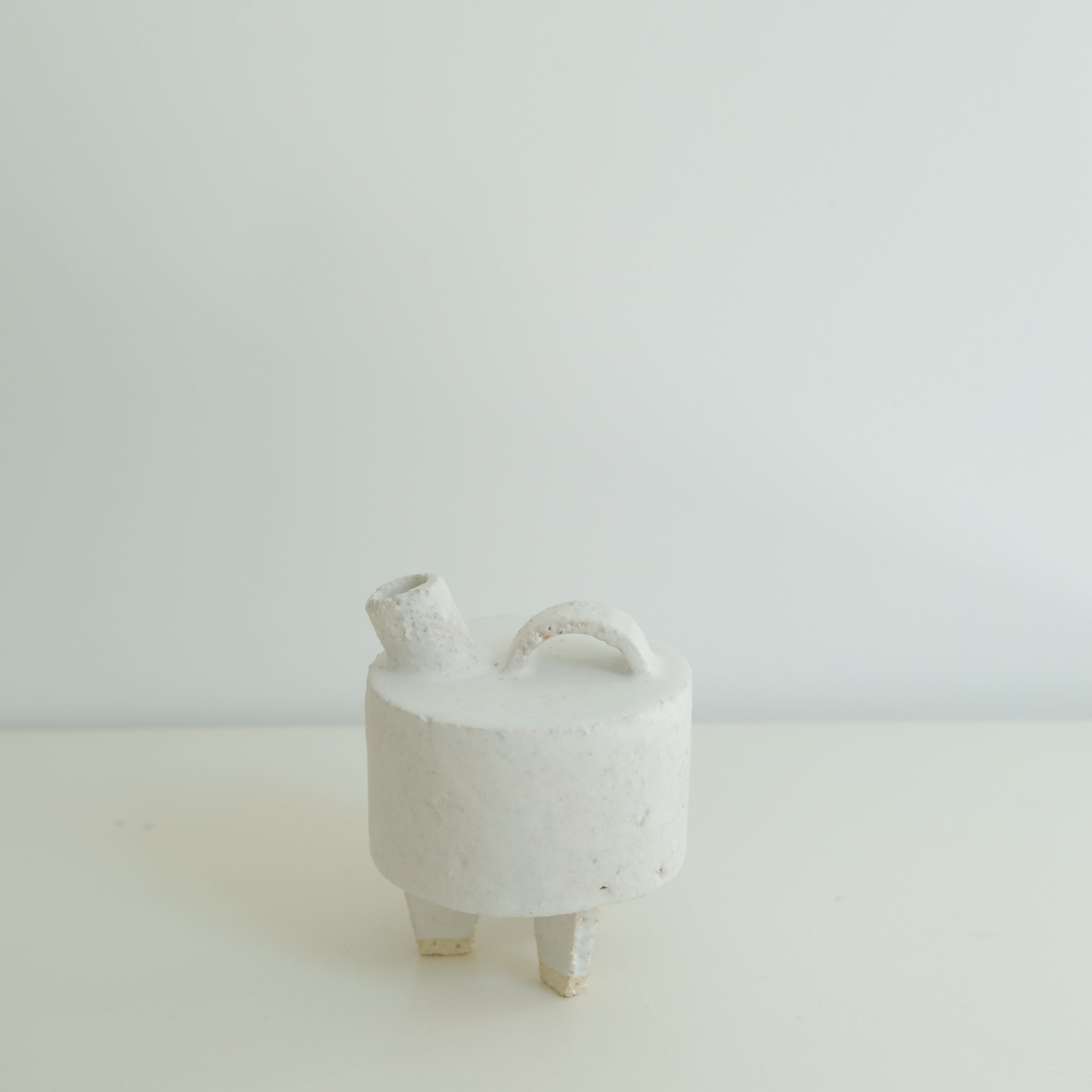 Bouteille en grès blanc H12cm Catherine Dix Ceramics chez Brutal Ceramics