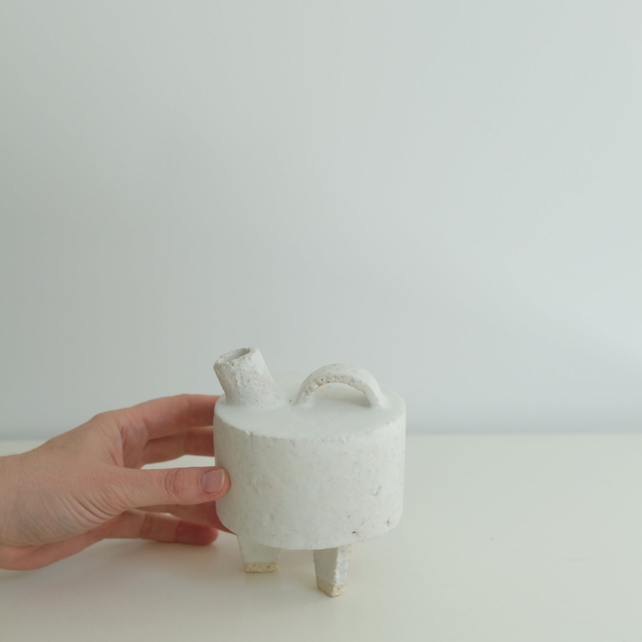Bouteille en grès blanc H12cm Catherine Dix Ceramics chez Brutal Ceramics