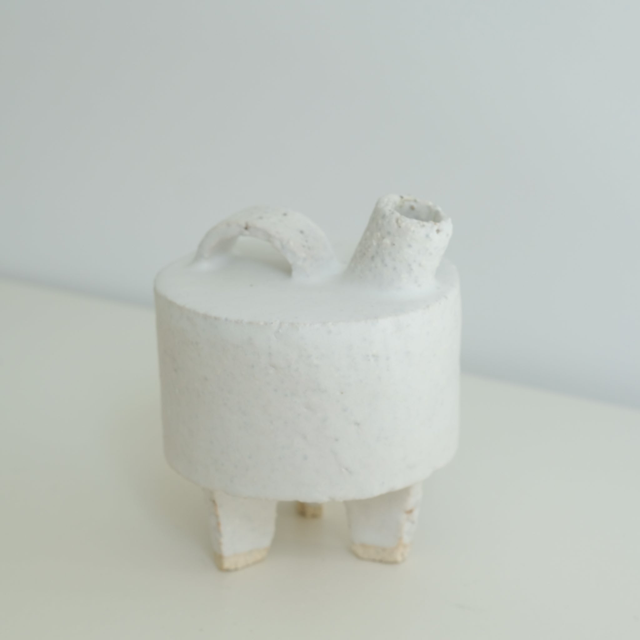 Bouteille en grès blanc H12cm Catherine Dix Ceramics chez Brutal Ceramics