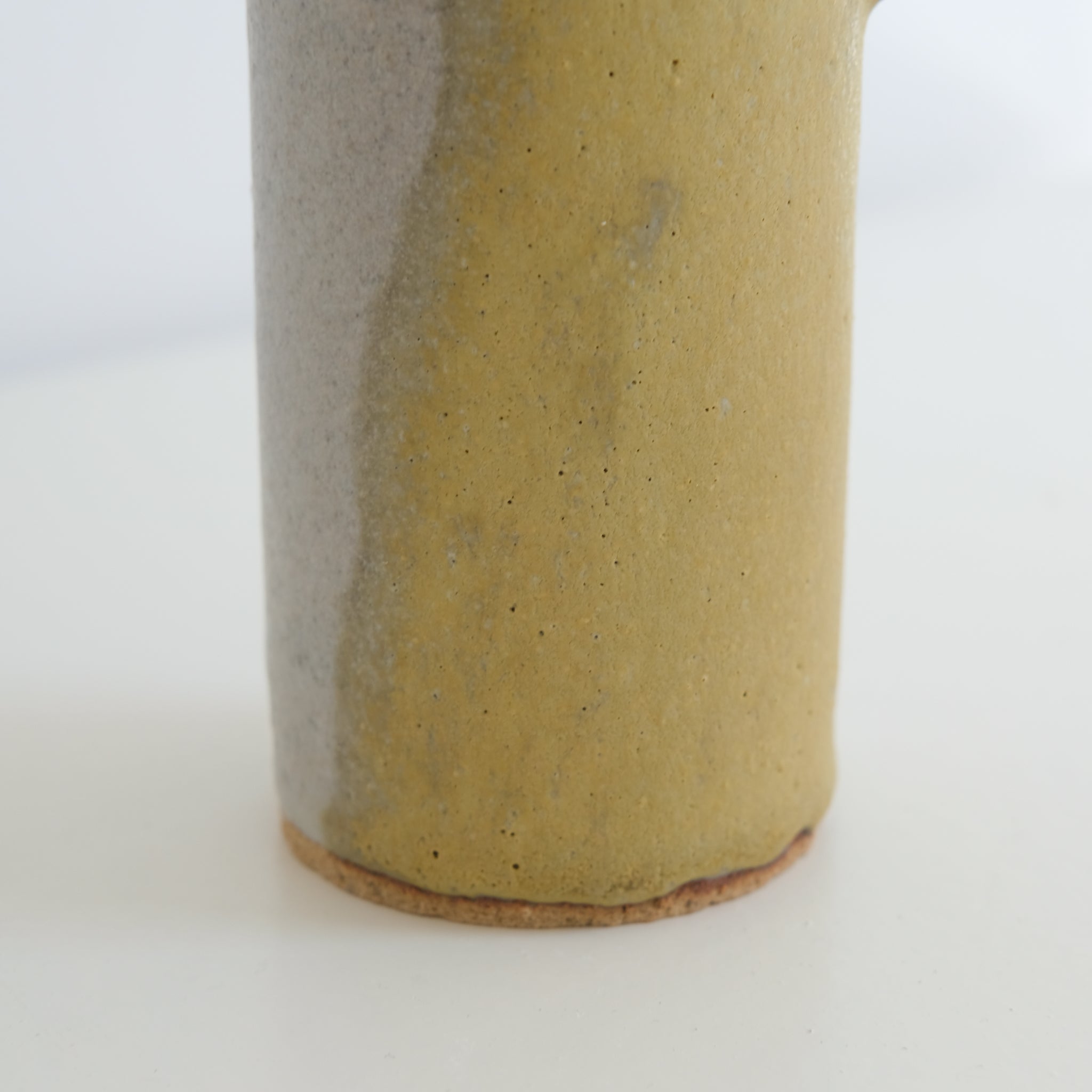 Vase Gris Jaune H17cm Catherine Dix Ceramics chez Brutal Ceramics