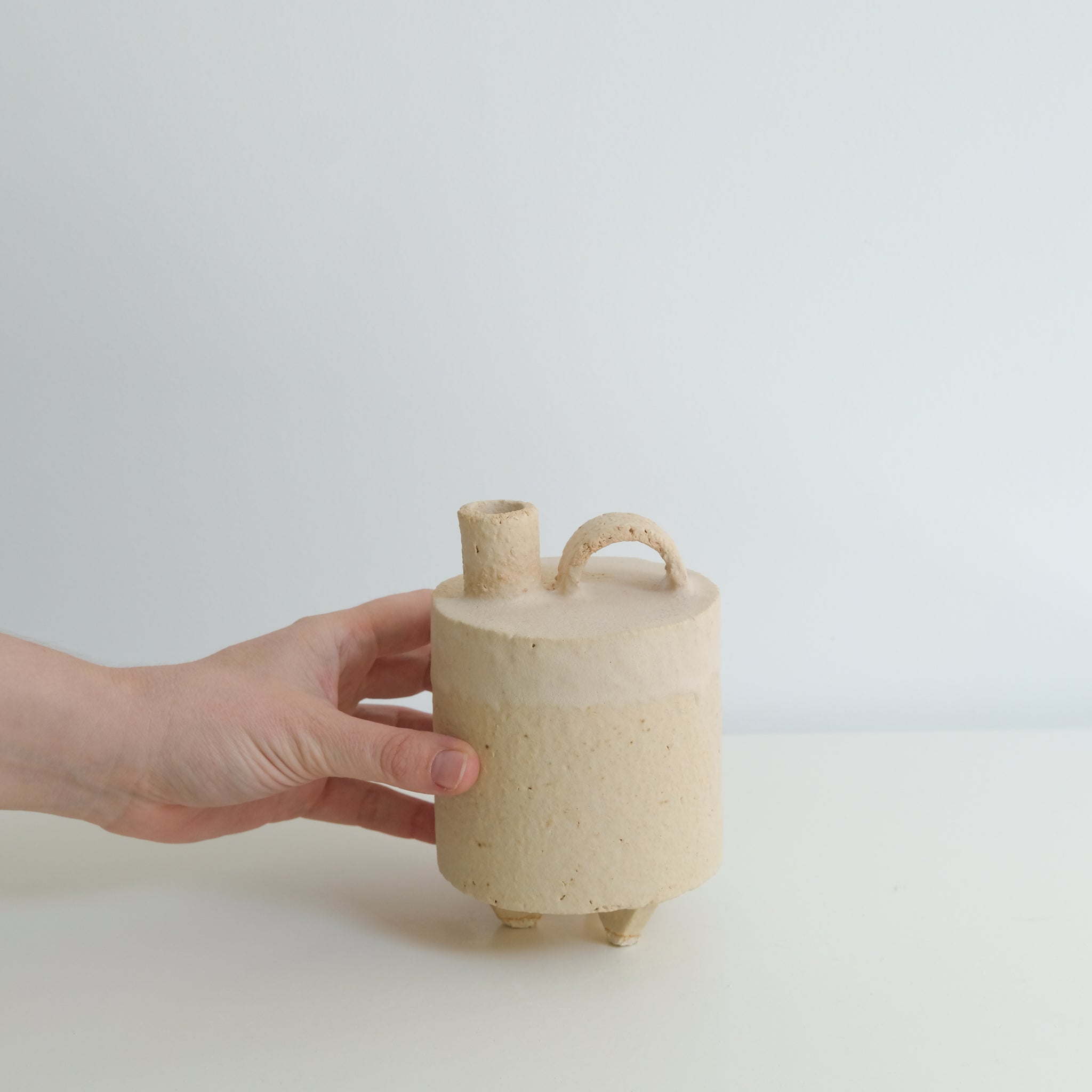Bouteille coquille d'oeuf H14,5cm Catherine Dix Ceramics chez Brutal