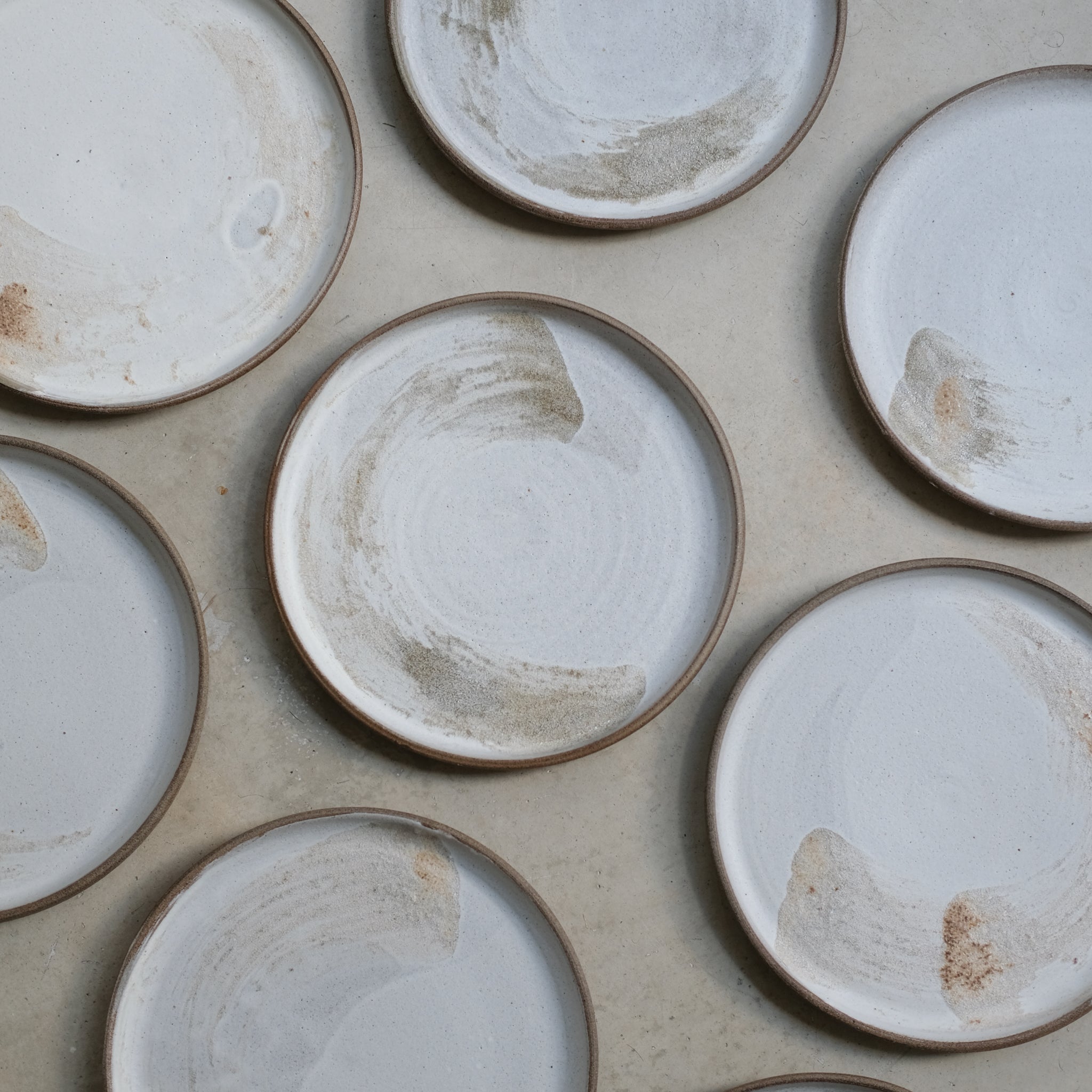 Assiette en grès gris D20,5cm blanc brume d'Eva Kengen chez Brutal Ceramics