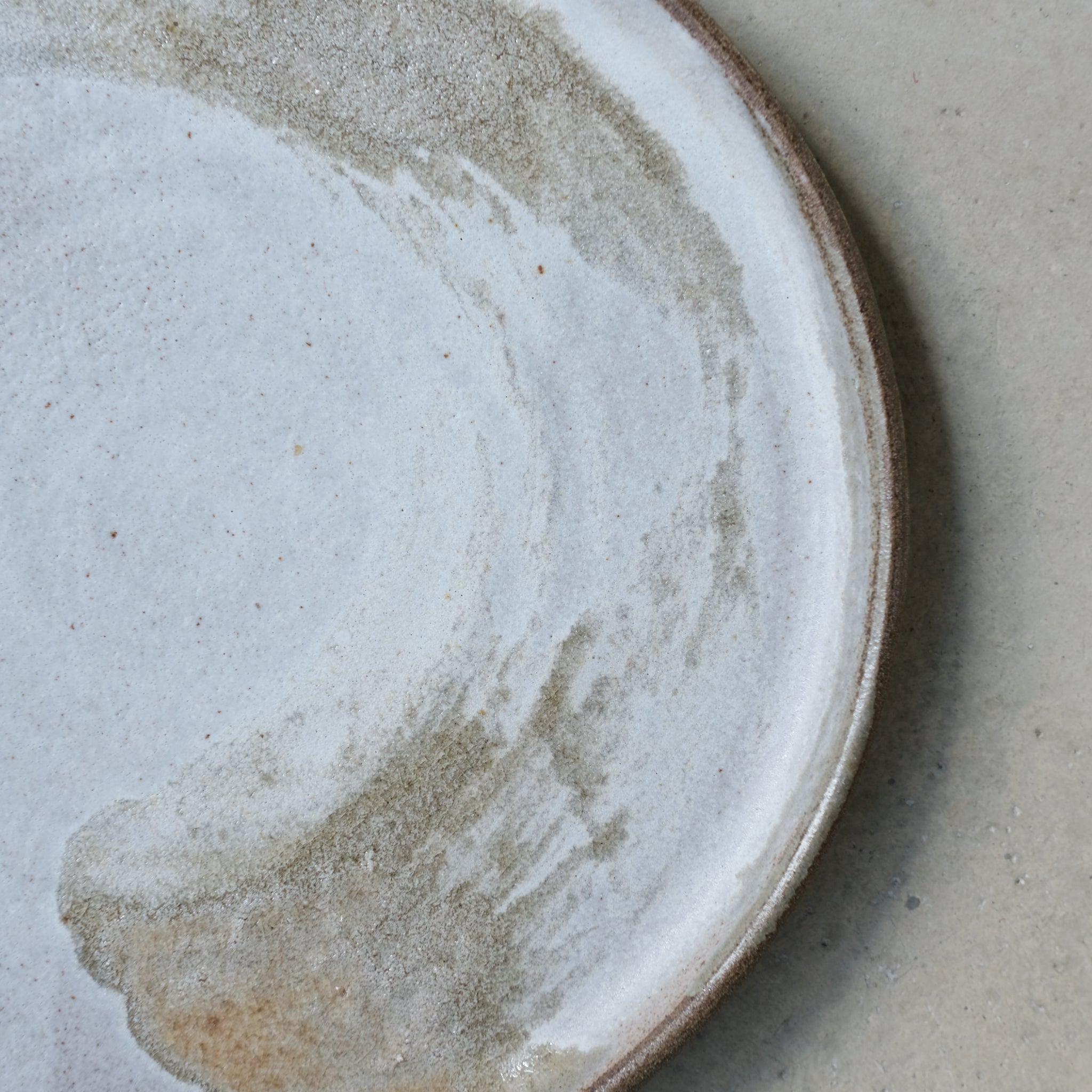 Assiette en grès gris D20,5cm blanc brume d'Eva Kengen chez Brutal Ceramics