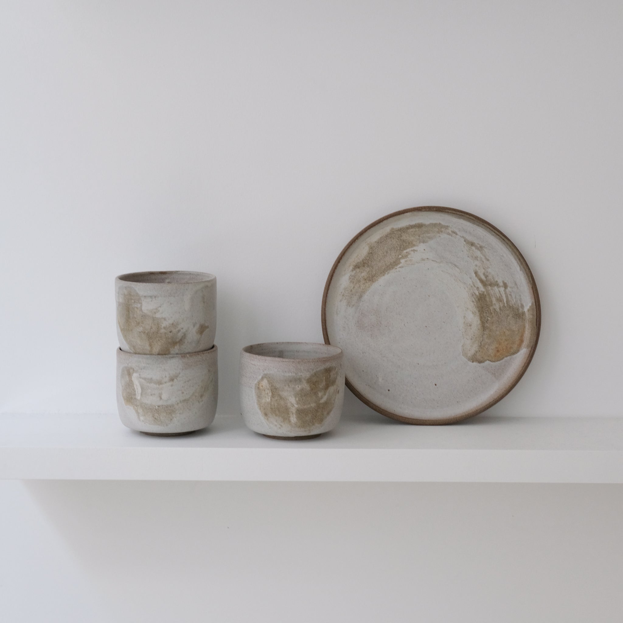 Tasse en grès gris 250ml - blanc brume d'Eva Kengen chez Brutal Ceramics