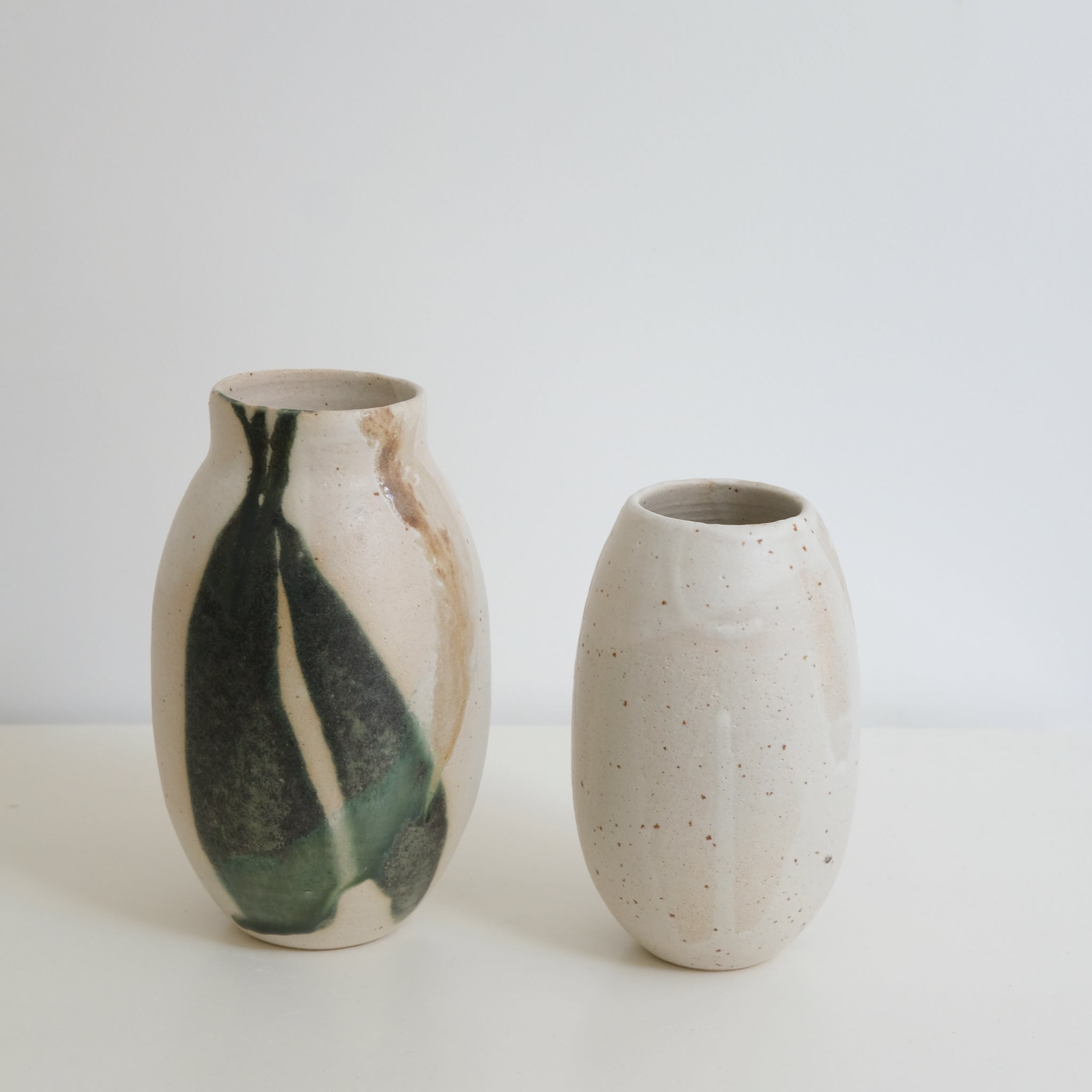 Vase en grès clair H19 cm blanc et vert d'Eva Kengen chez Brutal Ceramics