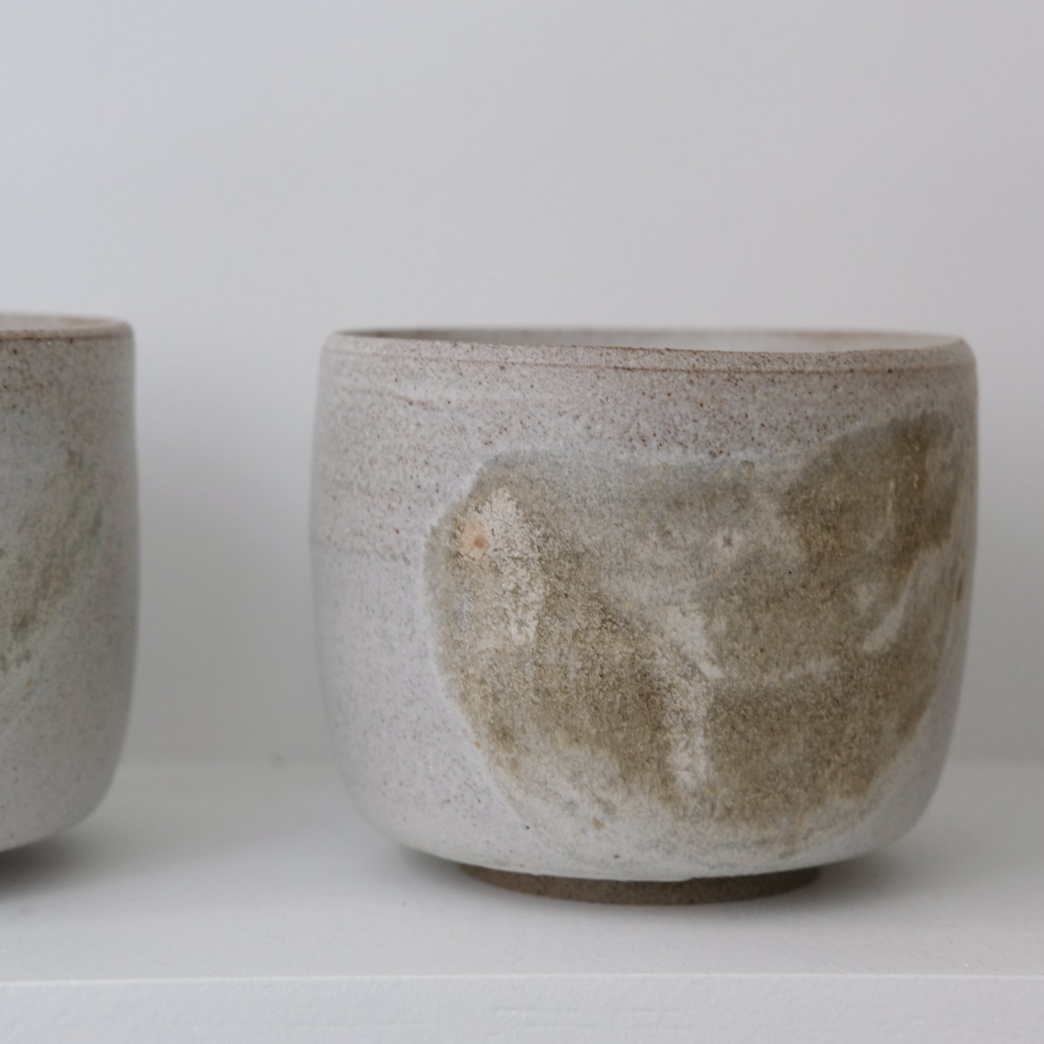 Tasse en grès gris 250ml - blanc brume d'Eva Kengen chez Brutal Ceramics