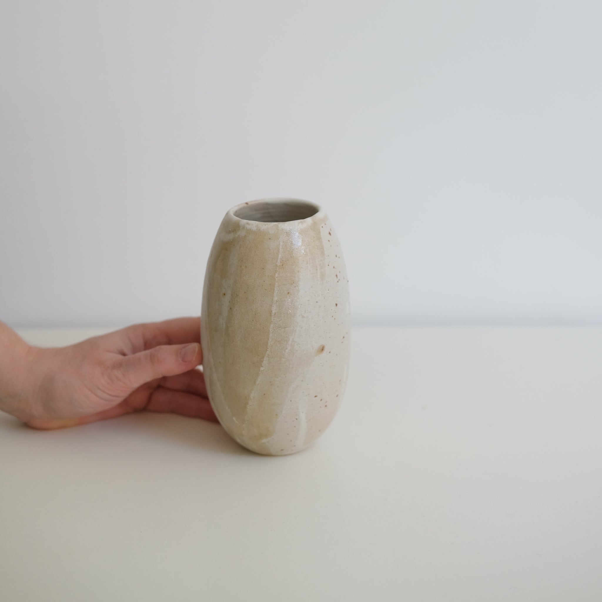Vase en grès clair H16 cm blanc brume d'Eva Kengen chez Brutal Ceramics