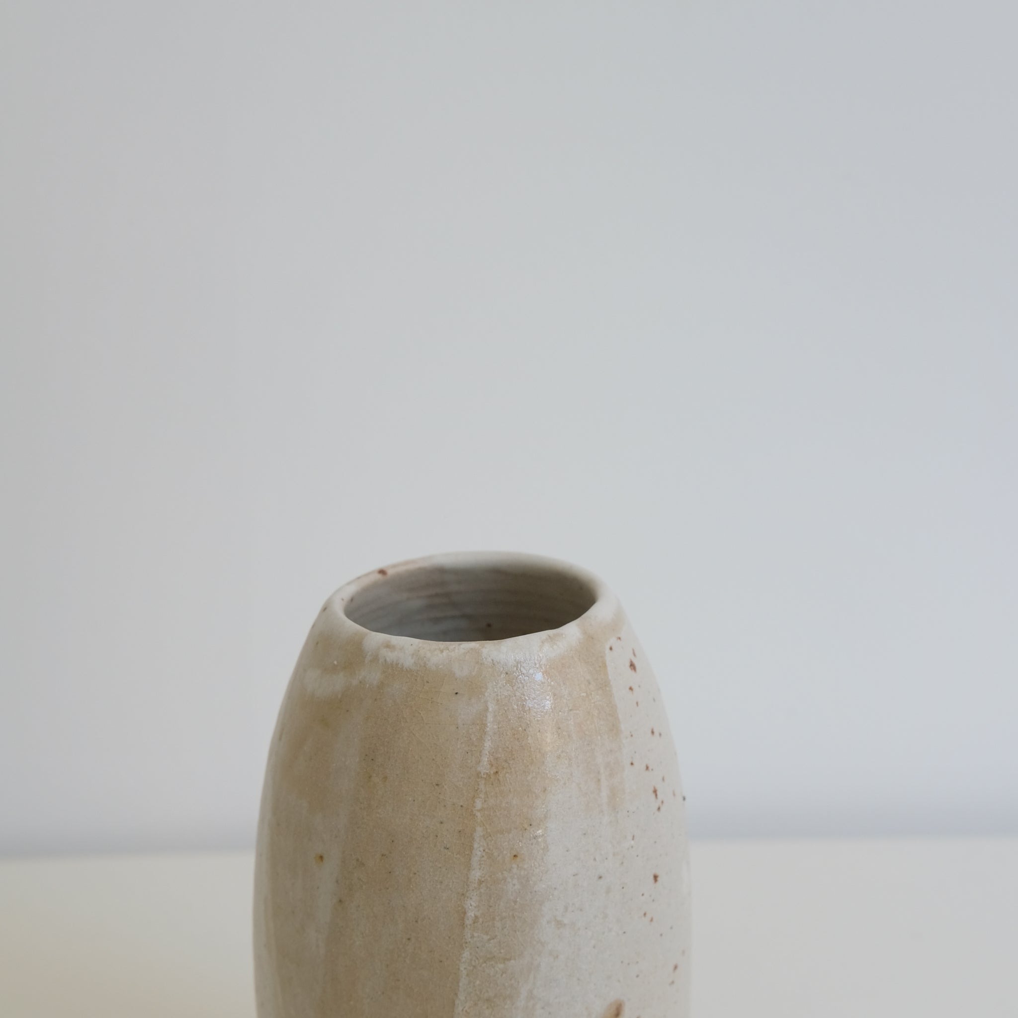 Vase en grès clair H16 cm blanc brume d'Eva Kengen chez Brutal Ceramics