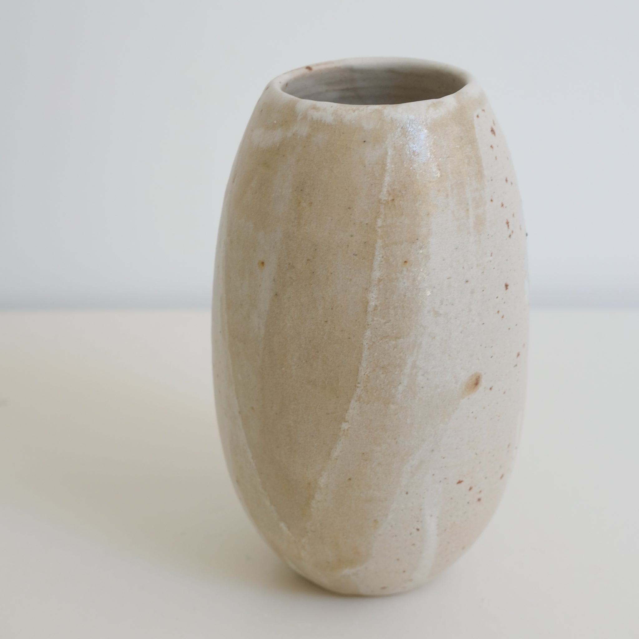Vase en grès clair H16 cm blanc brume d'Eva Kengen chez Brutal Ceramics