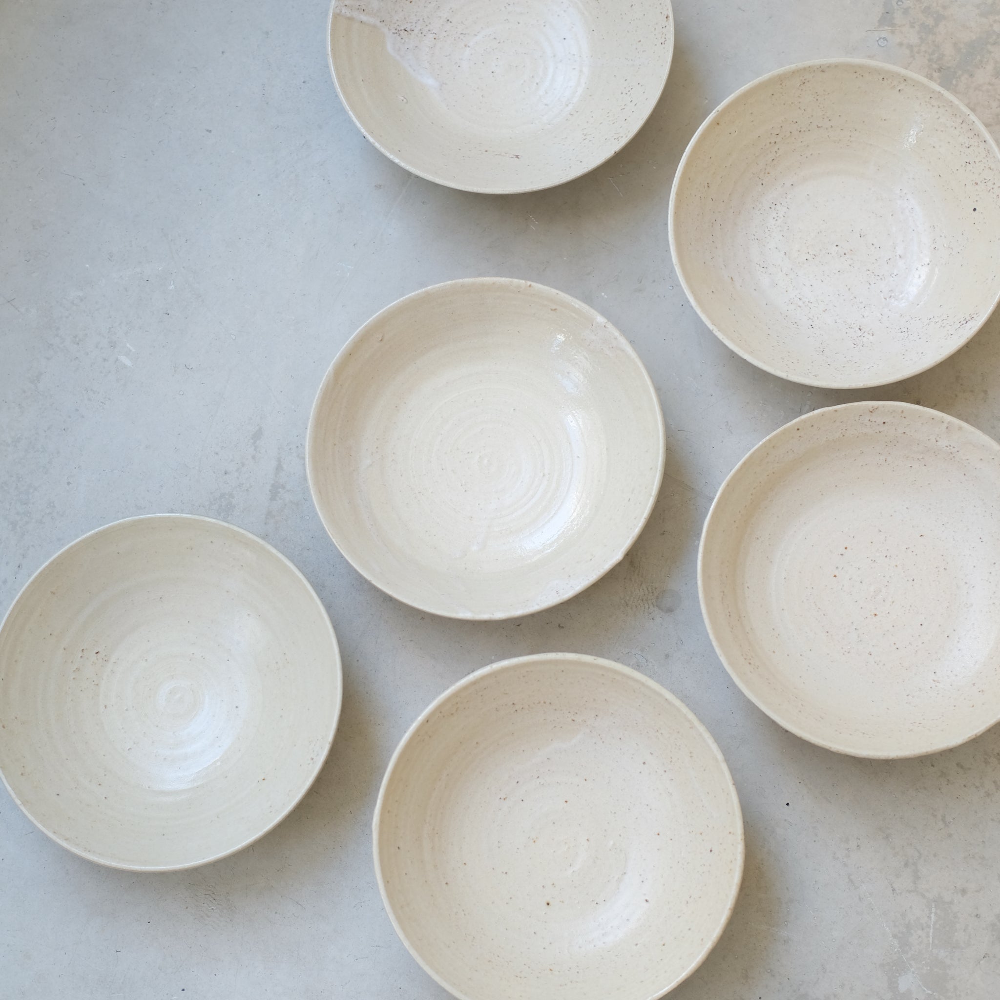 Assiette creuse en grès clair D20cm sable d'Eva Kengen chez Brutal Ceramics