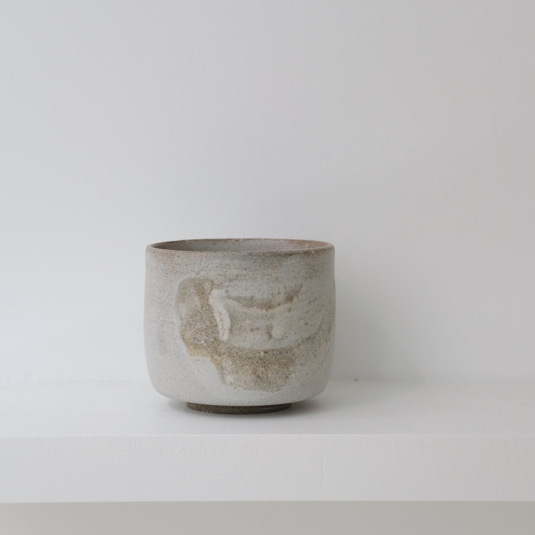 Tasse en grès gris 250ml - blanc brume d'Eva Kengen chez Brutal Ceramics