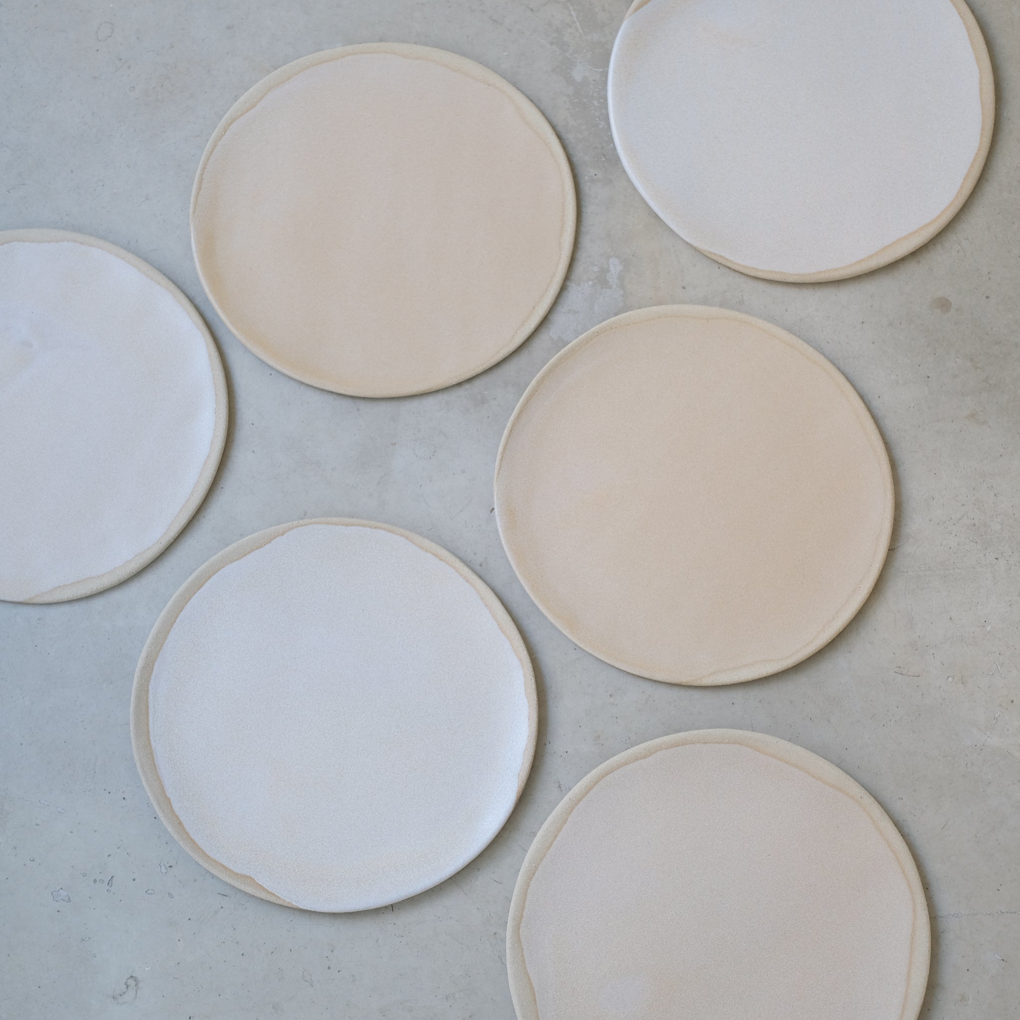 Assiette en grès blanc par la céramiste Hélène Maury chez Brutal Ceramics