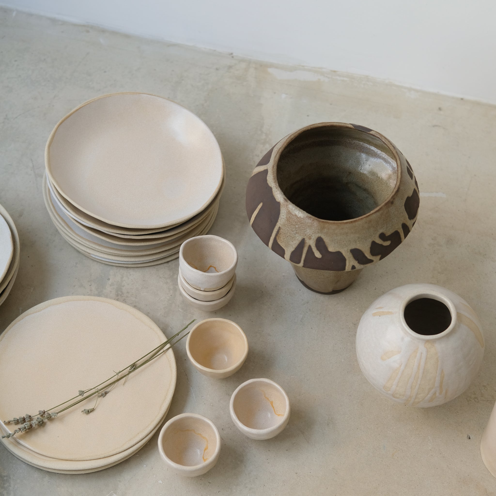 Assiette creuse beige rose par la céramiste Hélène Maury chez Brutal Ceramics