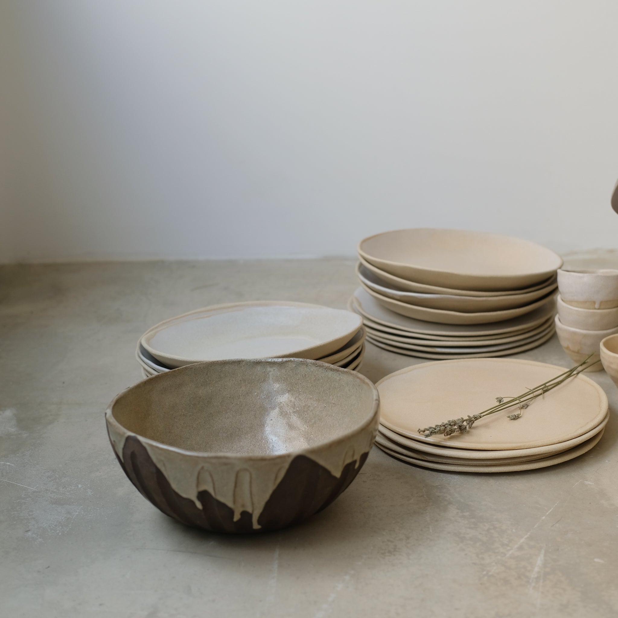 Saladier en grès par la céramiste Hélène Maury chez Brutal Ceramics