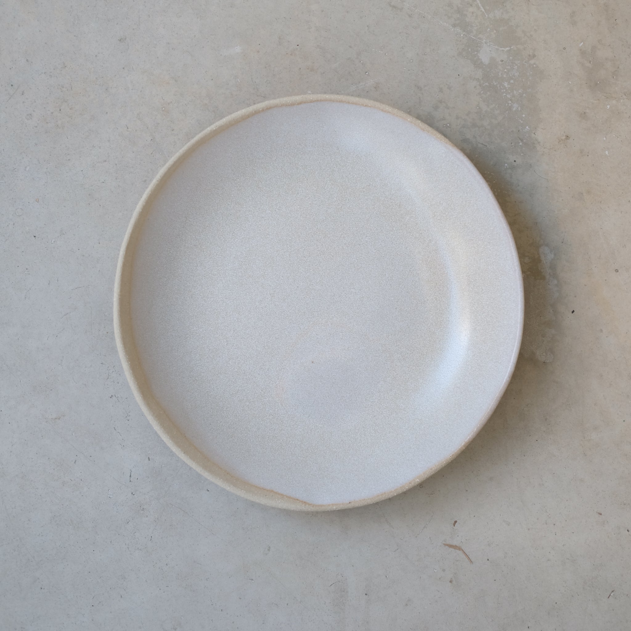 Assiette creuse blanc crème par la céramiste Hélène Maury chez Brutal Ceramics