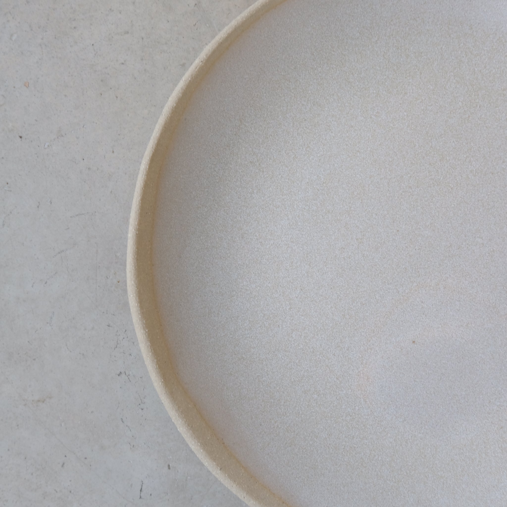 Assiette creuse blanc crème par la céramiste Hélène Maury chez Brutal Ceramics