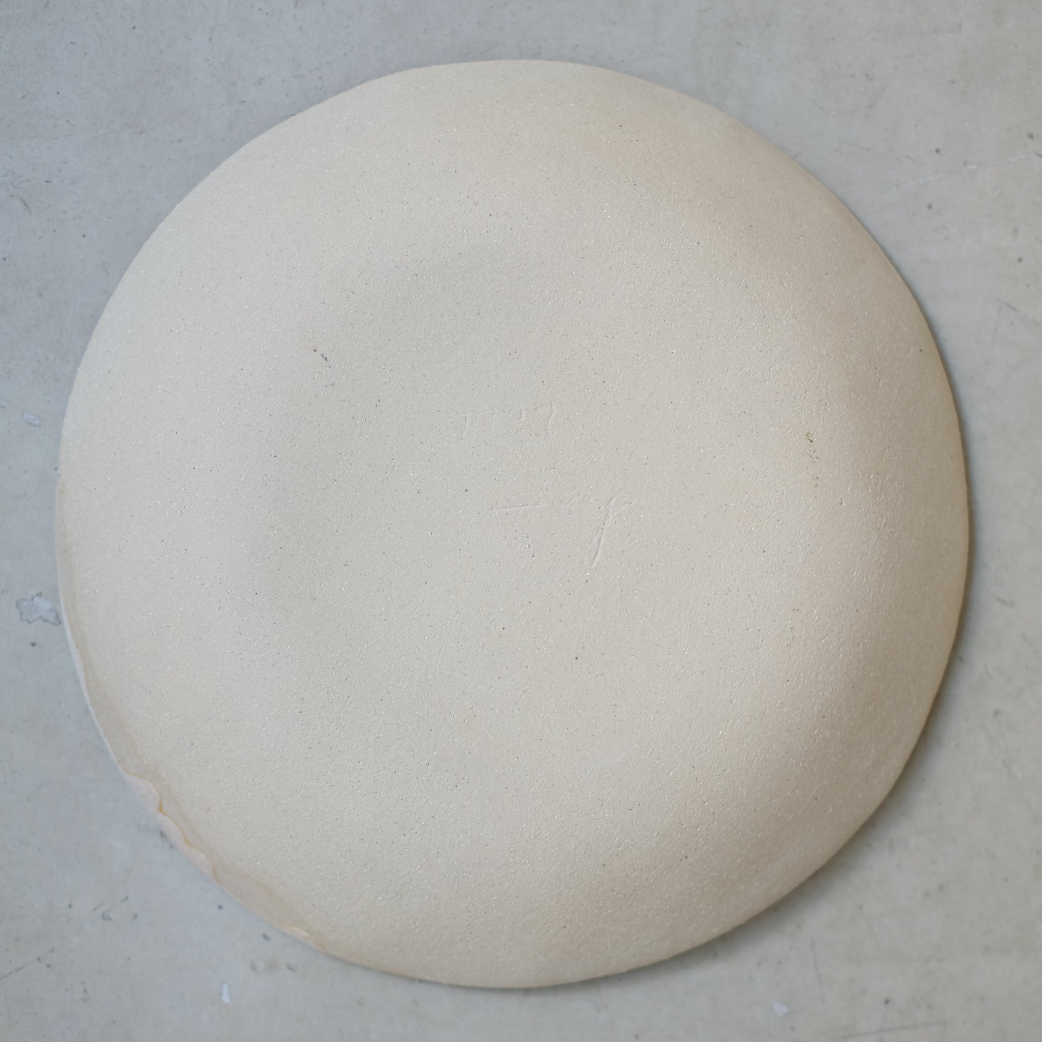 Assiette creuse beige rose par la céramiste Hélène Maury chez Brutal Ceramics