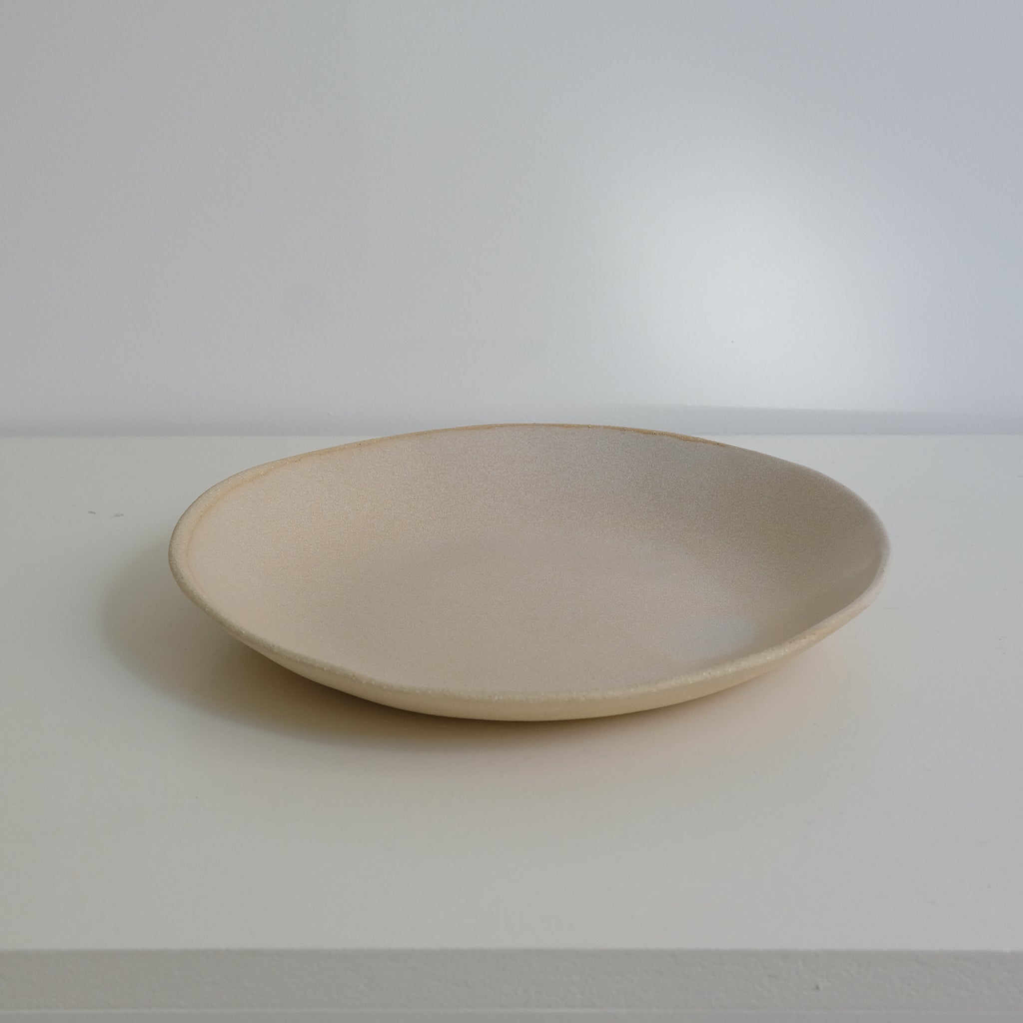 Assiette creuse beige rose par la céramiste Hélène Maury chez Brutal Ceramics