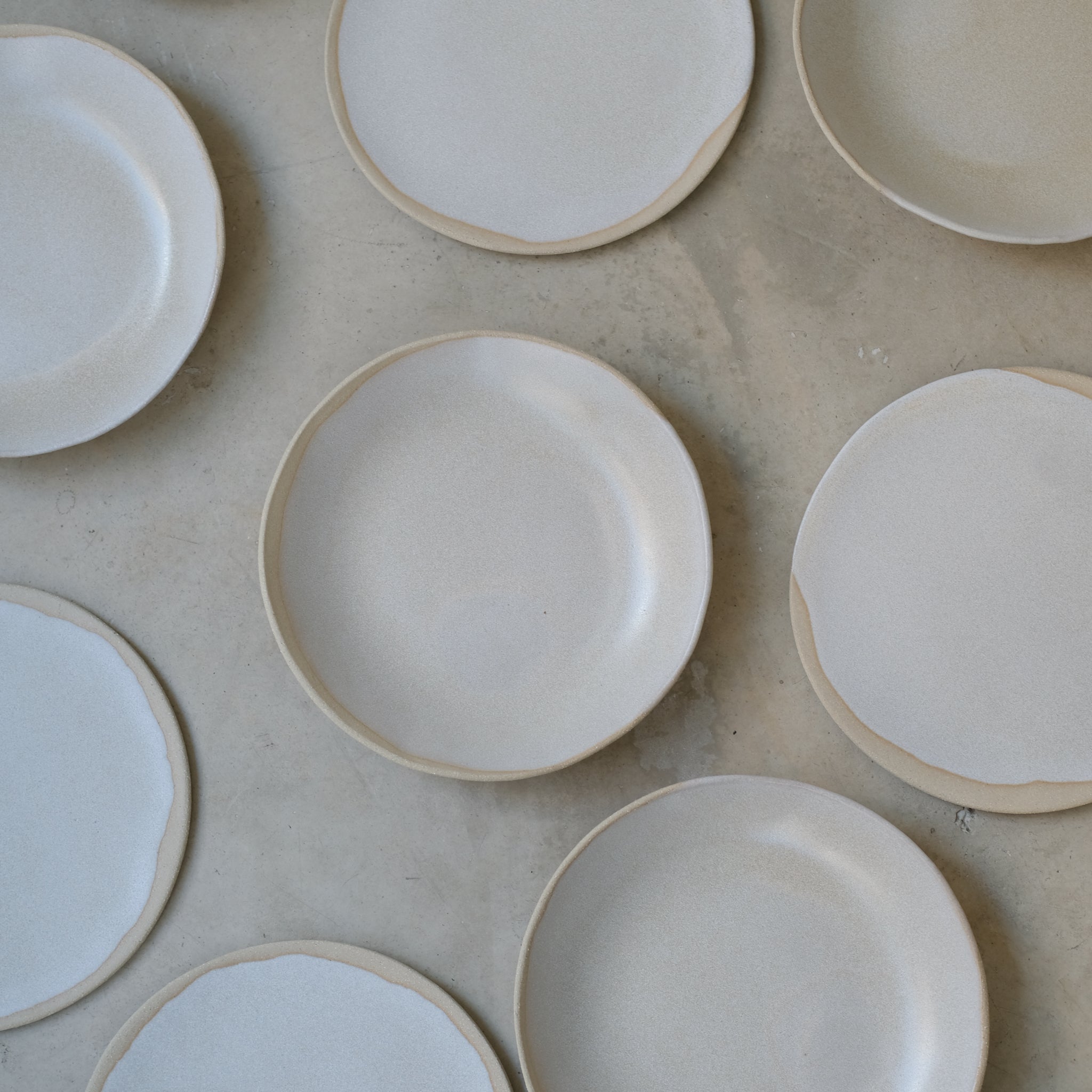 Assiette creuse blanc crème par la céramiste Hélène Maury chez Brutal Ceramics