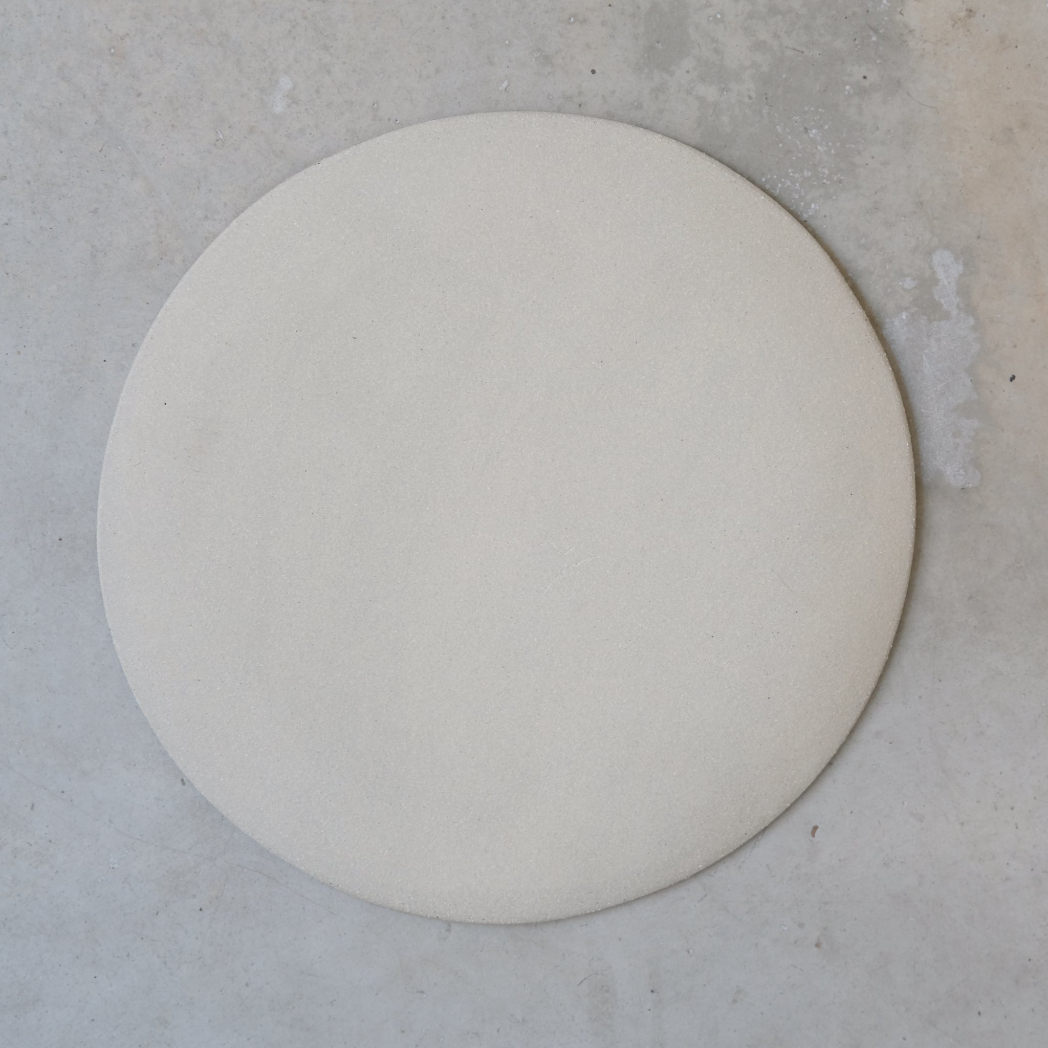 Assiette en grès blanc par la céramiste Hélène Maury chez Brutal Ceramics