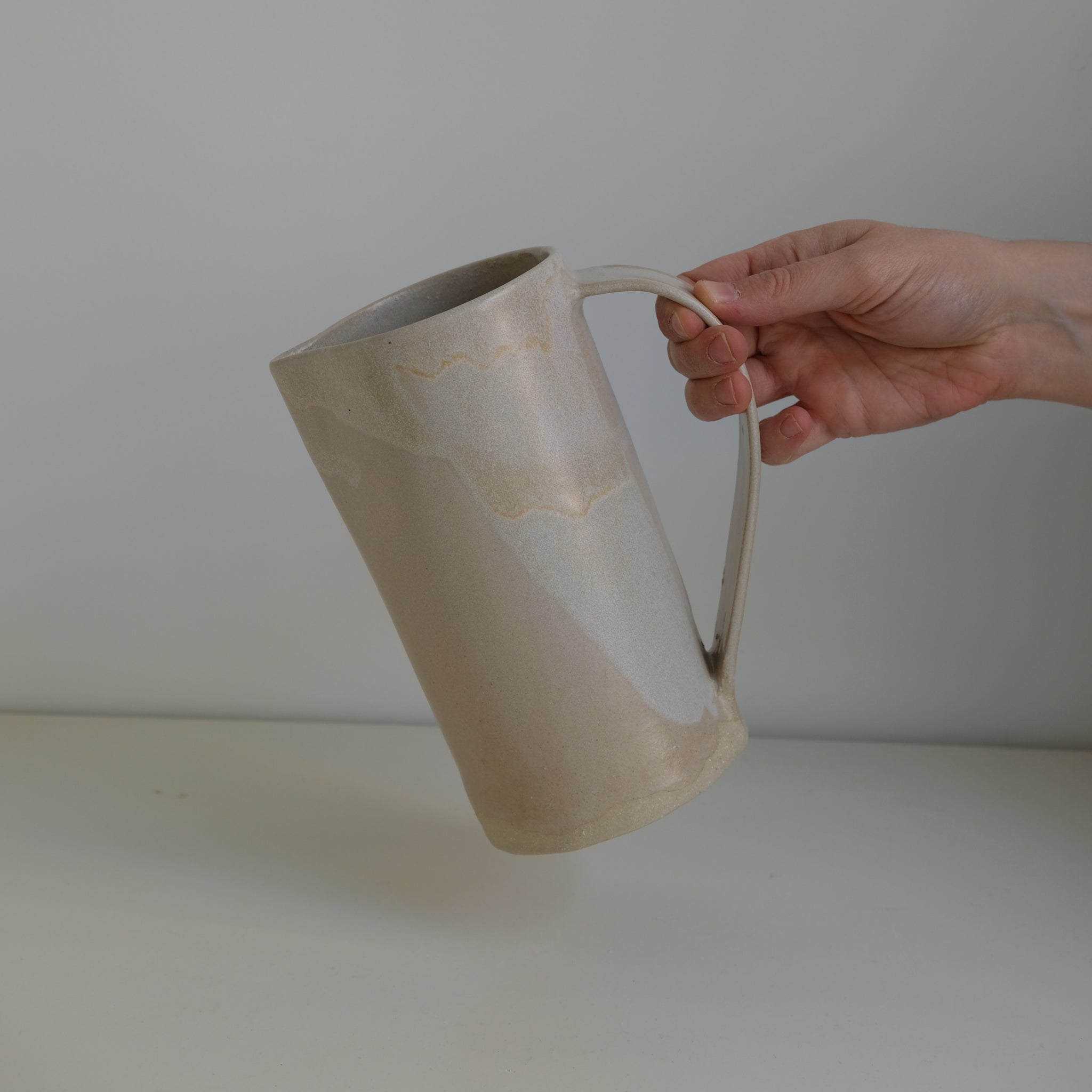 Pichet 1L beige par la céramiste Hélène Maury chez Brutal Ceramics