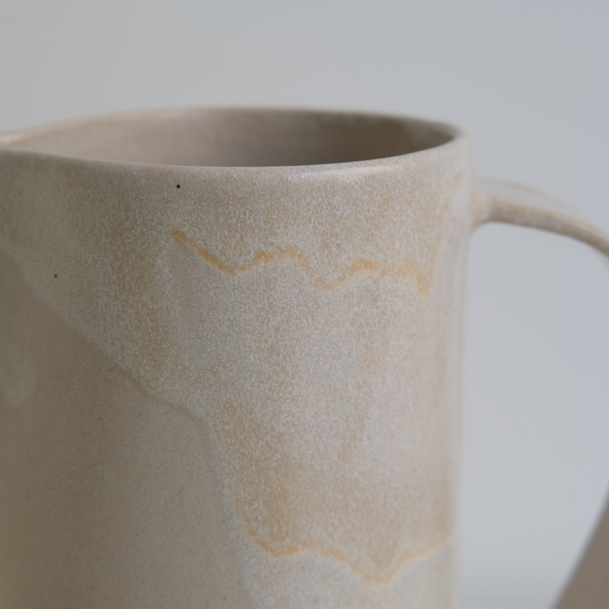 Pichet 1L beige par la céramiste Hélène Maury chez Brutal Ceramics