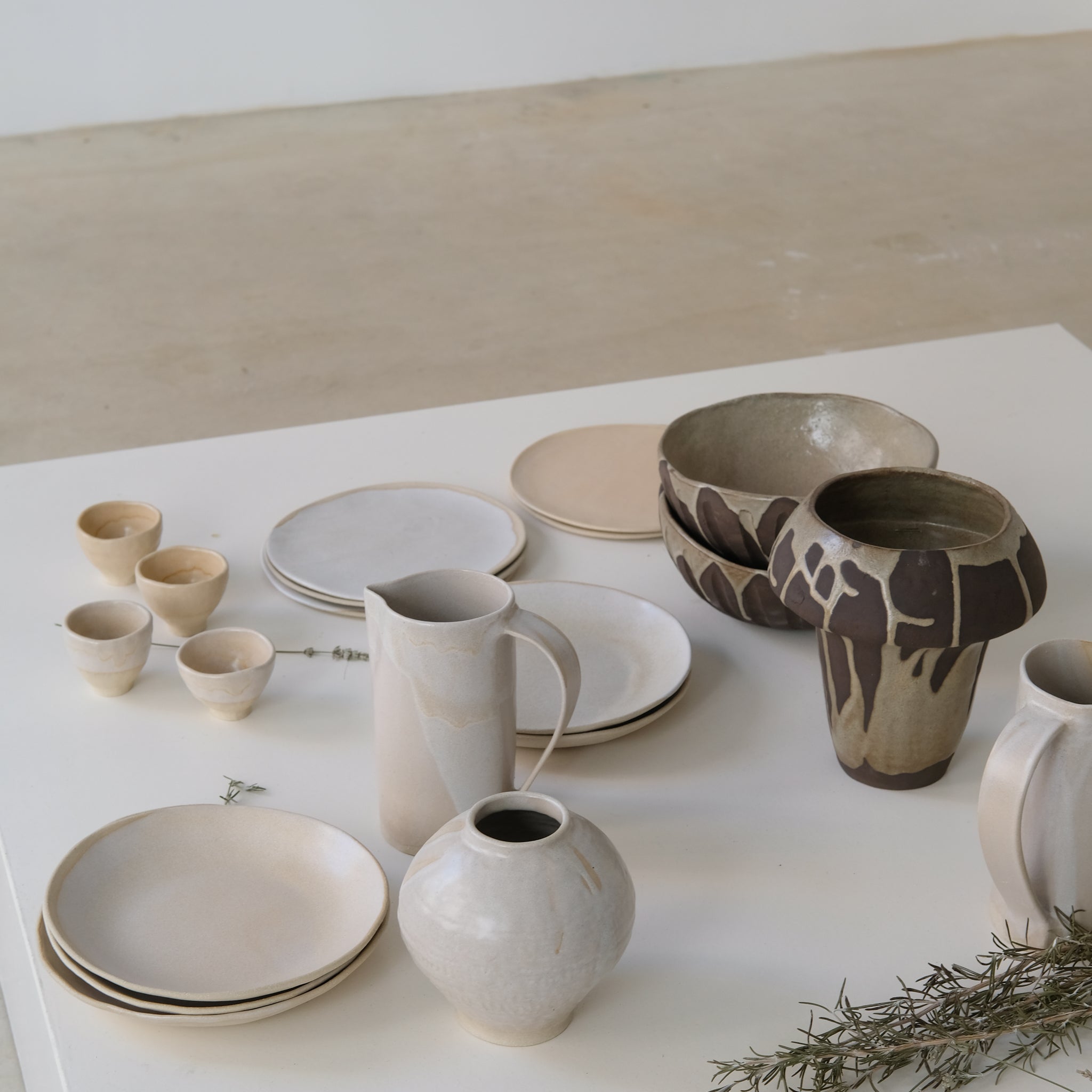 Assiette creuse blanc crème par la céramiste Hélène Maury chez Brutal Ceramics