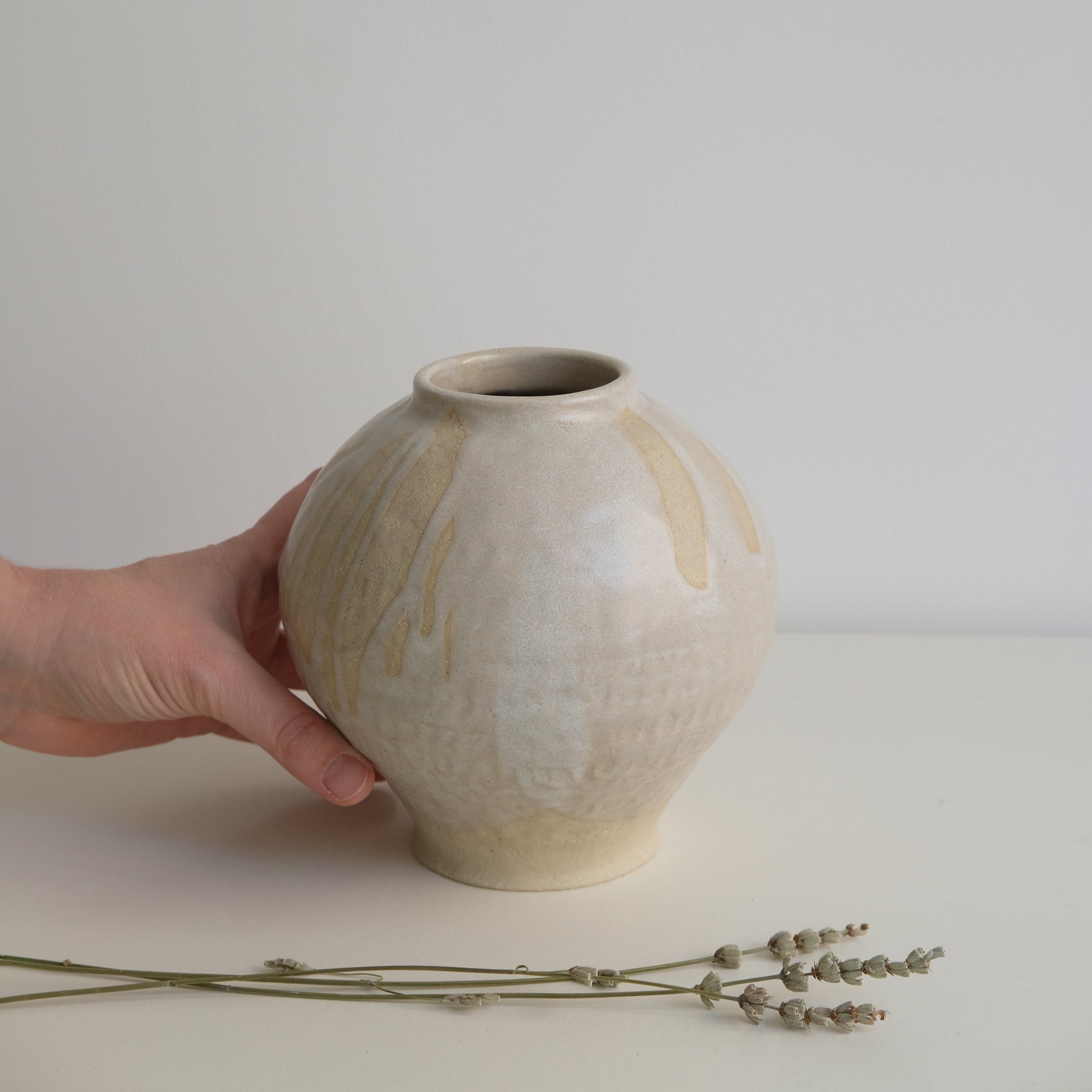 Vase Boule en grès par la céramiste Hélène Maury chez Brutal Ceramics