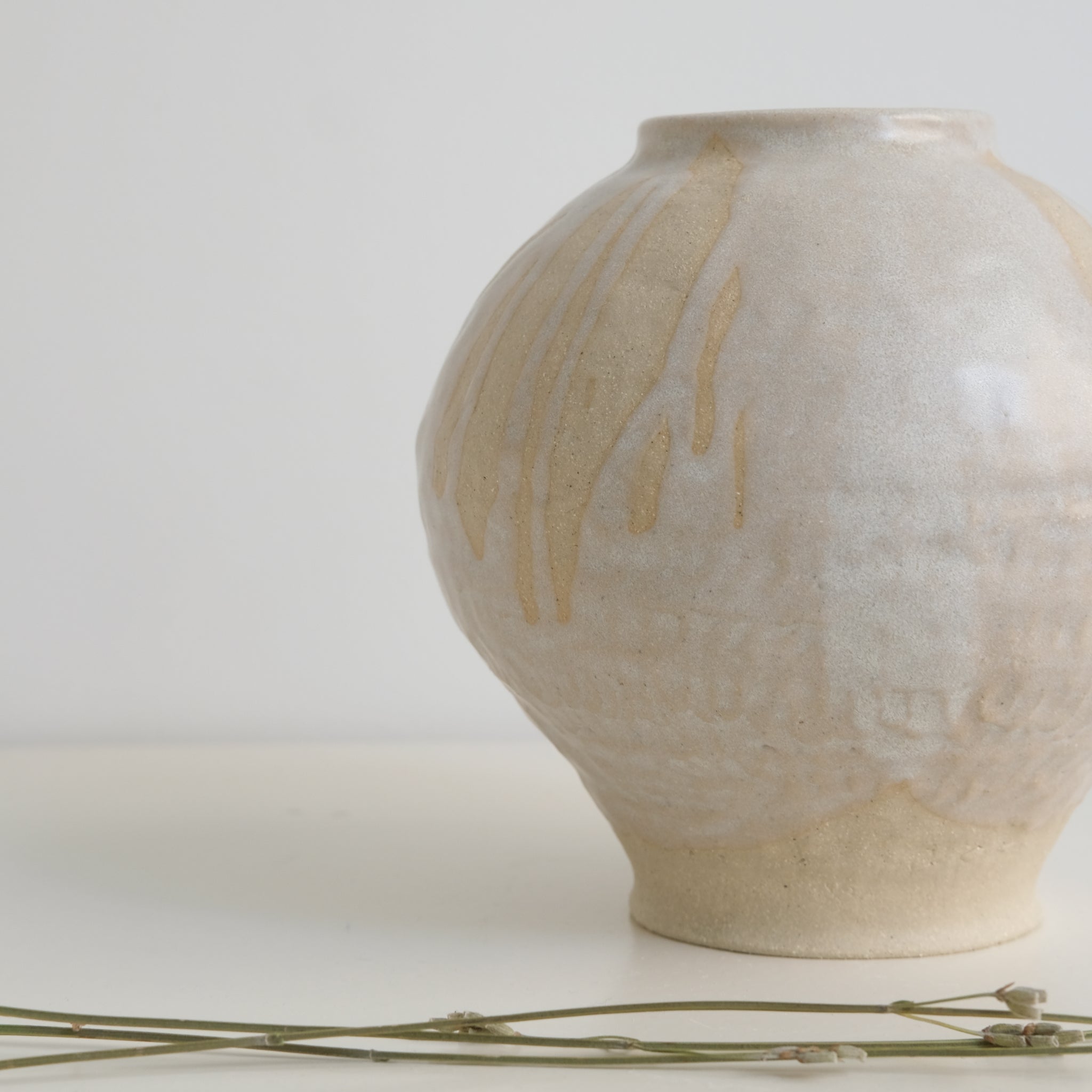 Vase Boule en grès par la céramiste Hélène Maury chez Brutal Ceramics