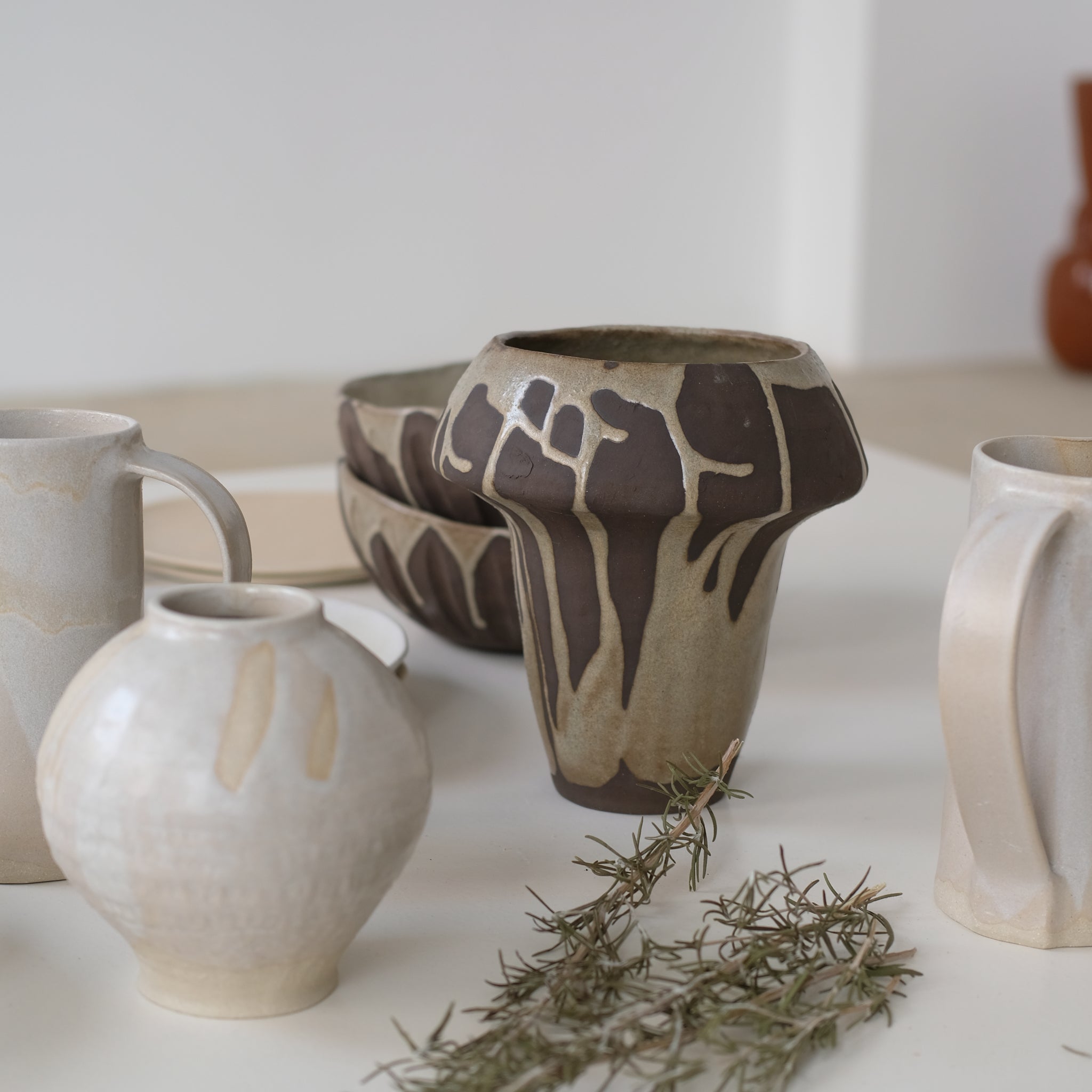 Vase Boule en grès par la céramiste Hélène Maury chez Brutal Ceramics