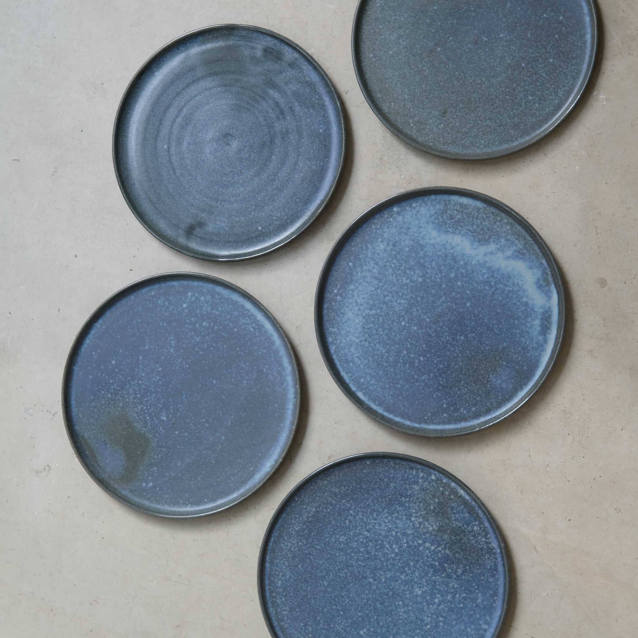 Assiette en grès gris D 25cm - Bleu nuit de Hoji Ceramics chez Brutal Ceramics