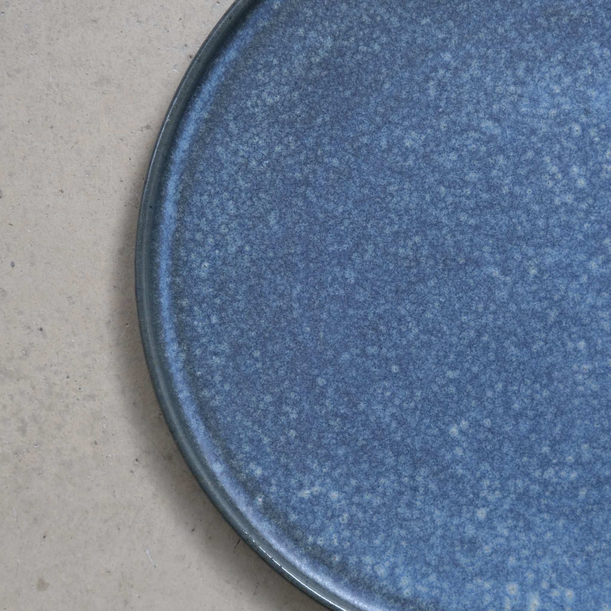 Assiette en grès gris D 25cm - Bleu nuit de Hoji Ceramics chez Brutal Ceramics