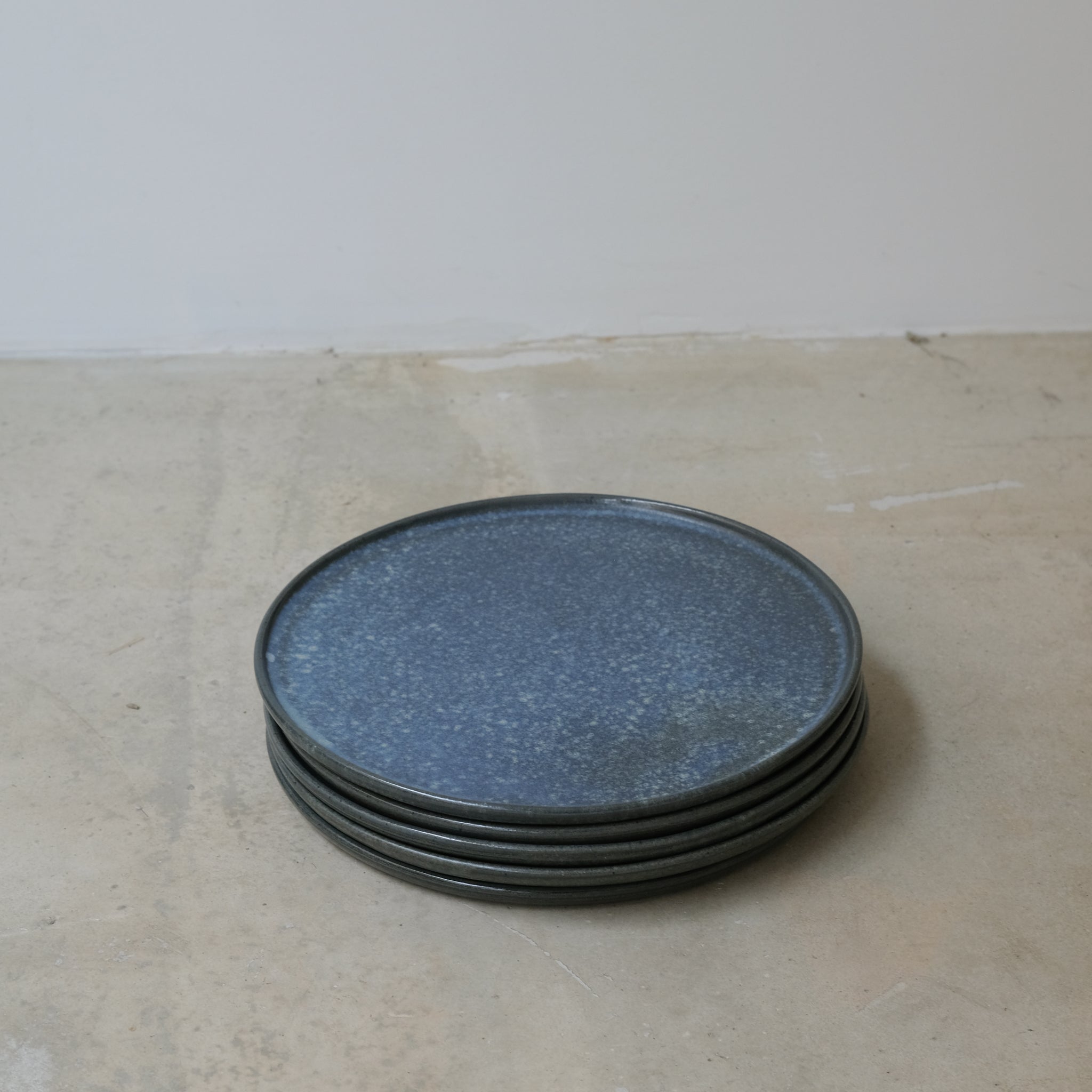 Assiette en grès gris D 25cm - Bleu nuit de Hoji Ceramics chez Brutal Ceramics